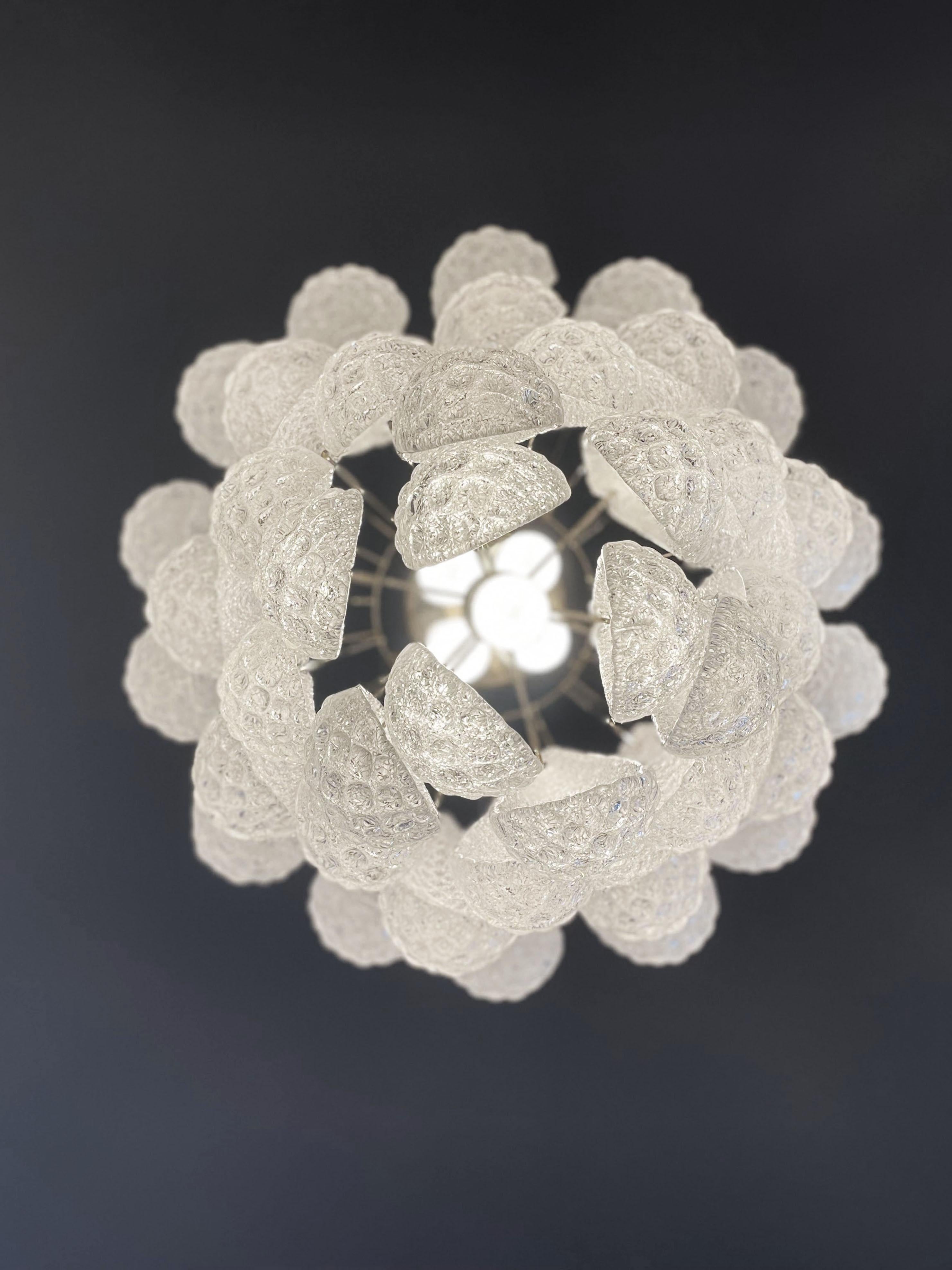 Italienischer Vintage Murano Kronleuchter 41 Glasblütenblätter Tropfen im Angebot 3