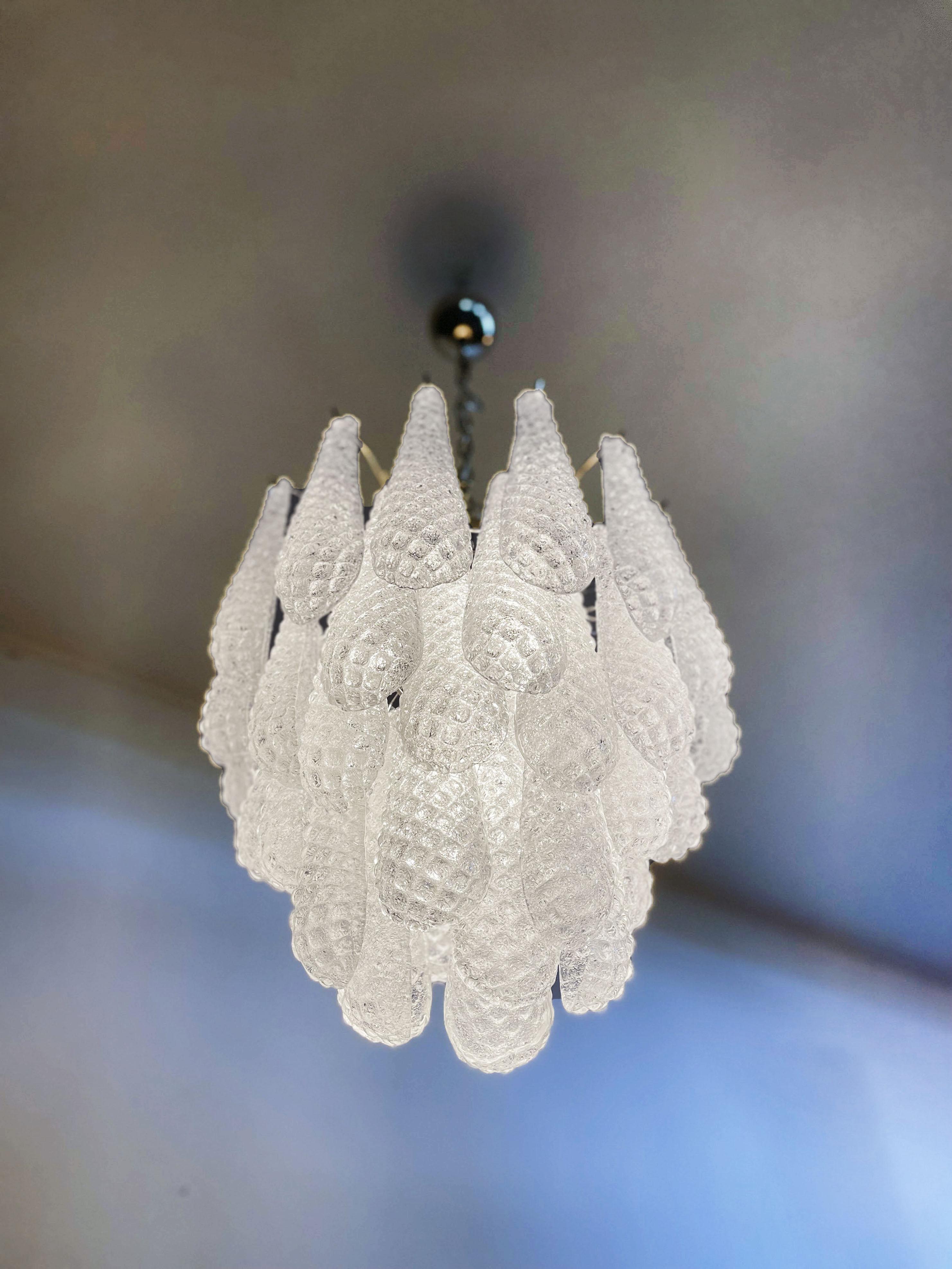 Italienischer Vintage Murano Kronleuchter 41 Glasblütenblätter Tropfen (Moderne der Mitte des Jahrhunderts) im Angebot