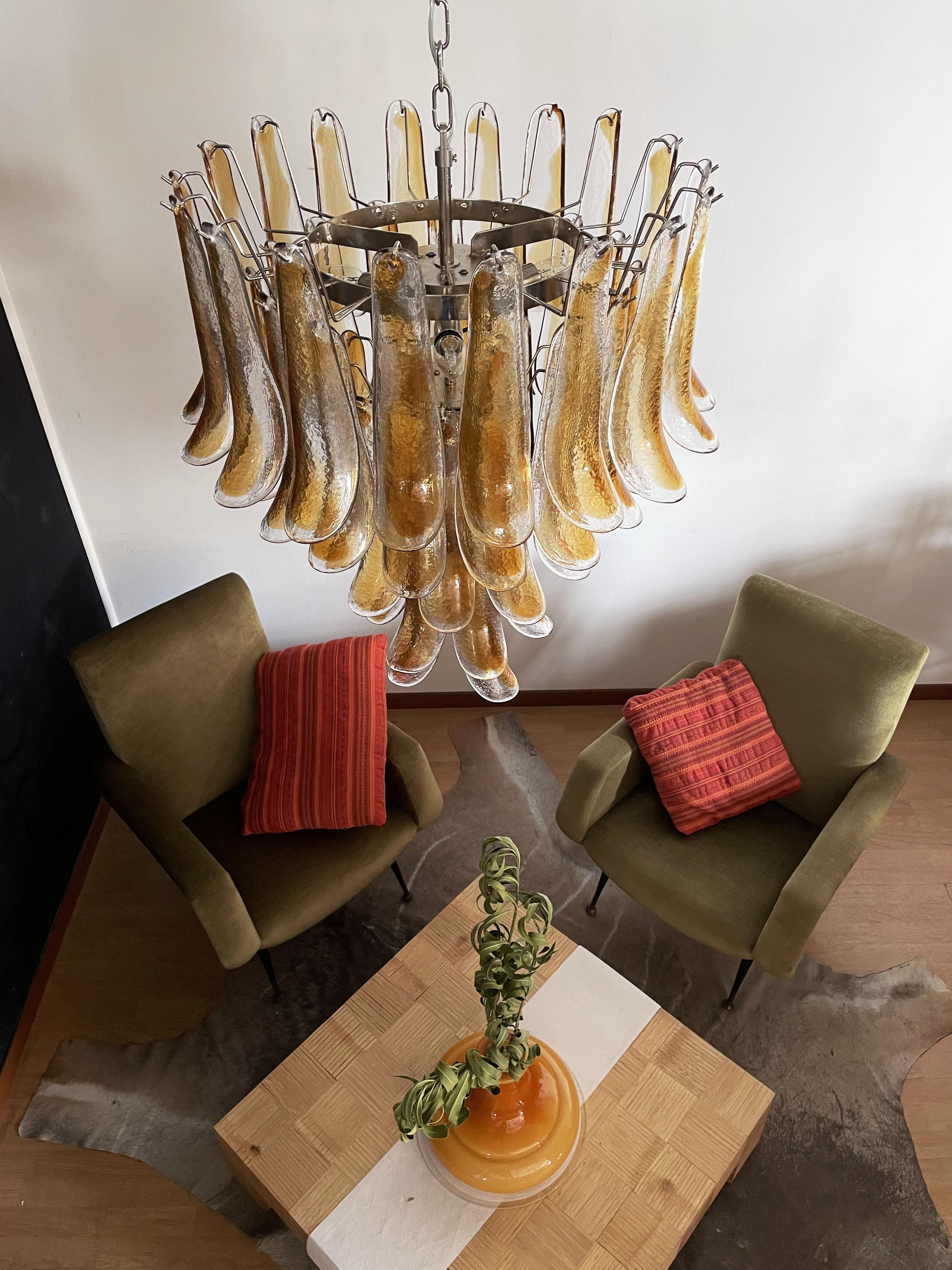 Italian Vintage Murano Chandelier, 52 Amber Glass Petals In Good Condition For Sale In Gaiarine Frazione Francenigo (TV), IT