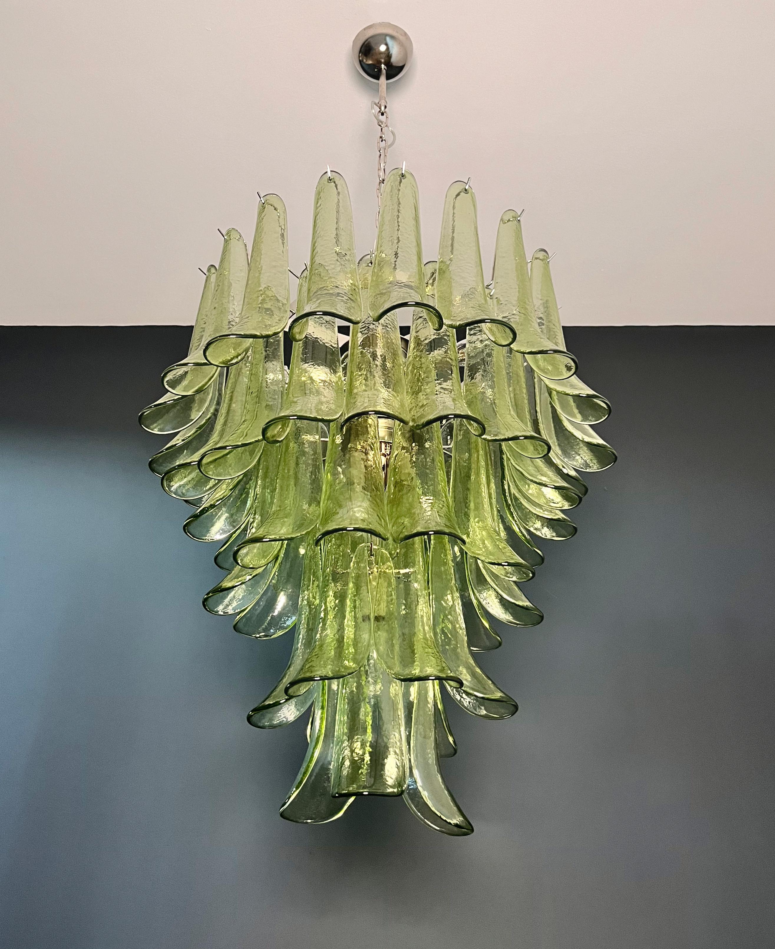 Italian vintage Murano chandelier - 52 amber green petals For Sale 7