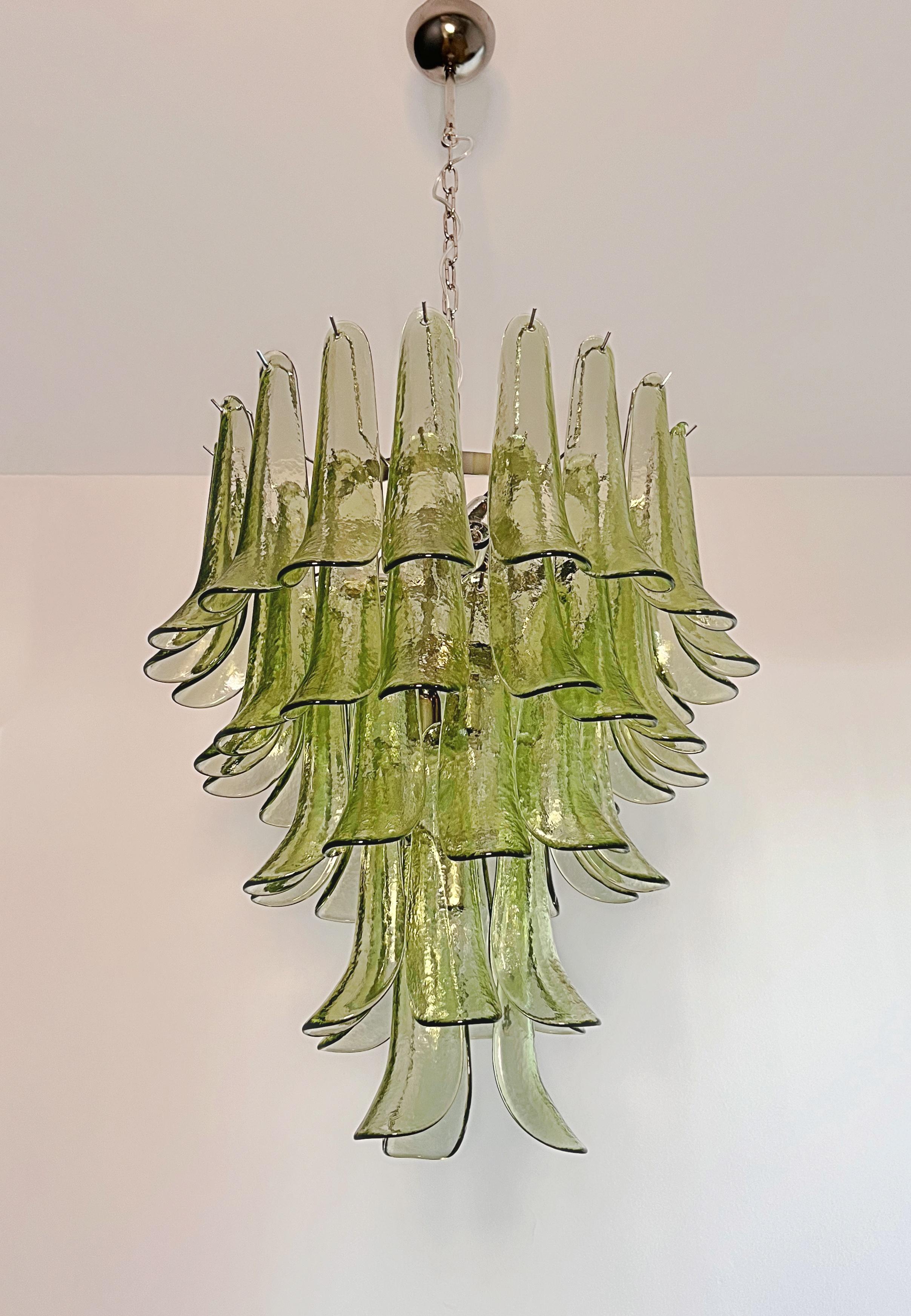 Italian vintage Murano chandelier - 52 amber green petals For Sale 11