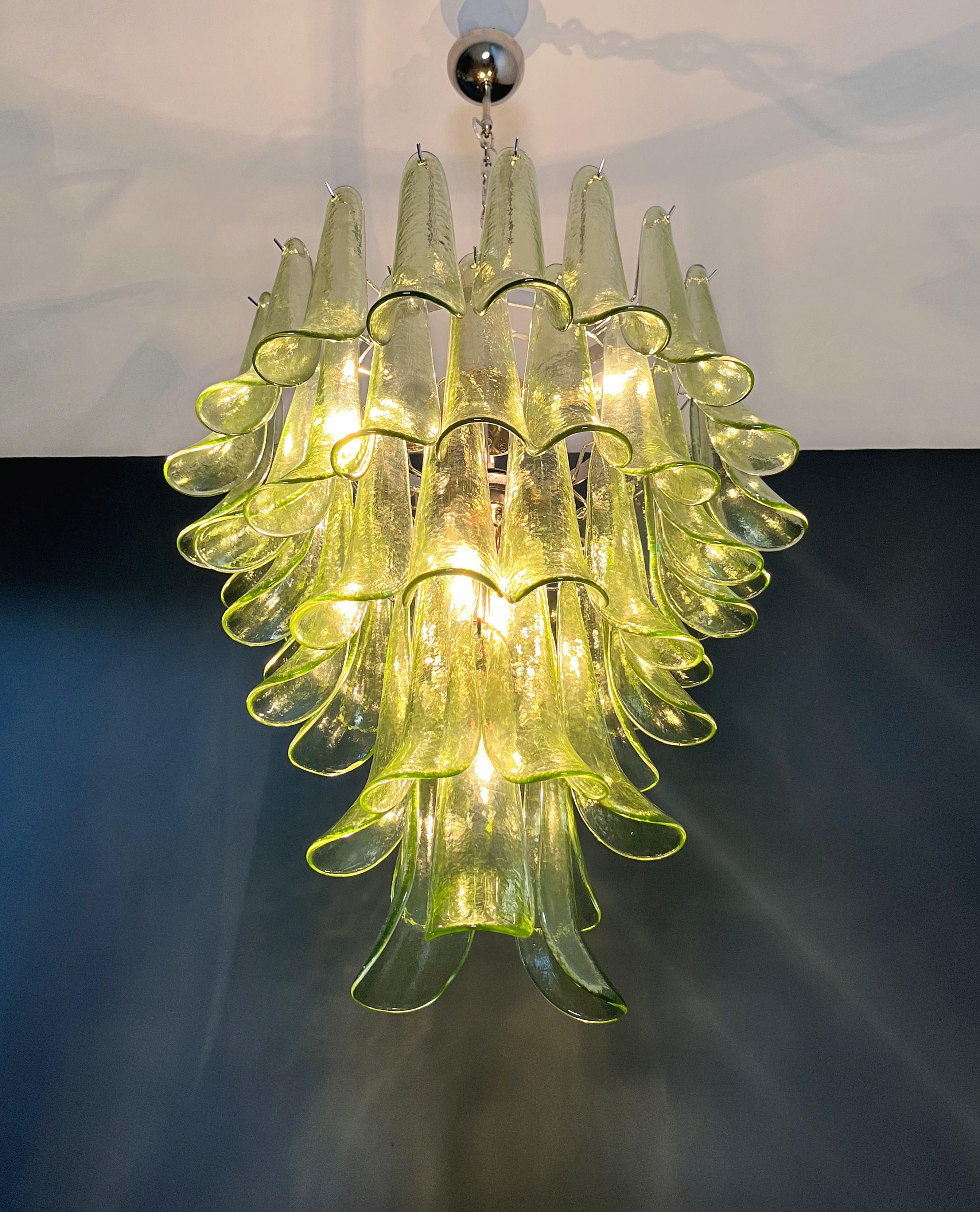 Italian vintage Murano chandelier - 52 amber green petals In Good Condition For Sale In Gaiarine Frazione Francenigo (TV), IT