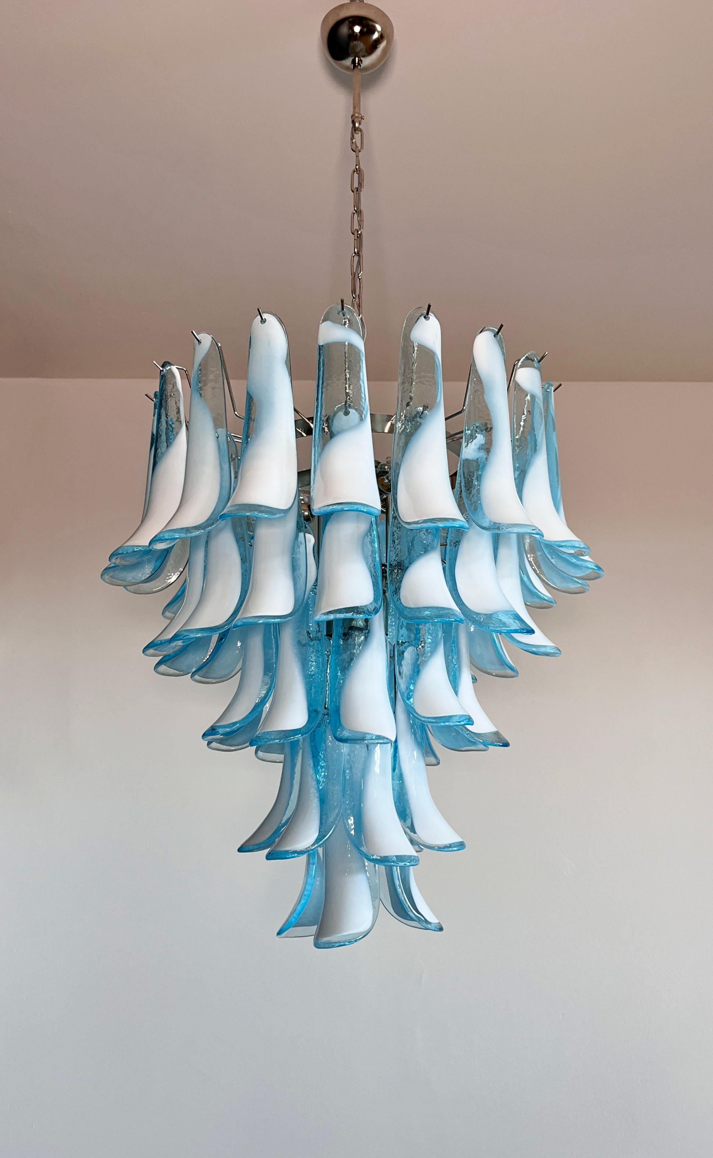 Énorme lustre italien vintage de Murano composé de 52 pétales de verre (BLEU et blanc 'lattimo') dans un cadre chromé.
Période :	fin du 20e siècle
Dimensions :	55,10 pouces (140 cm) de hauteur avec chaîne ; 29,50 pouces (75 cm) de hauteur sans