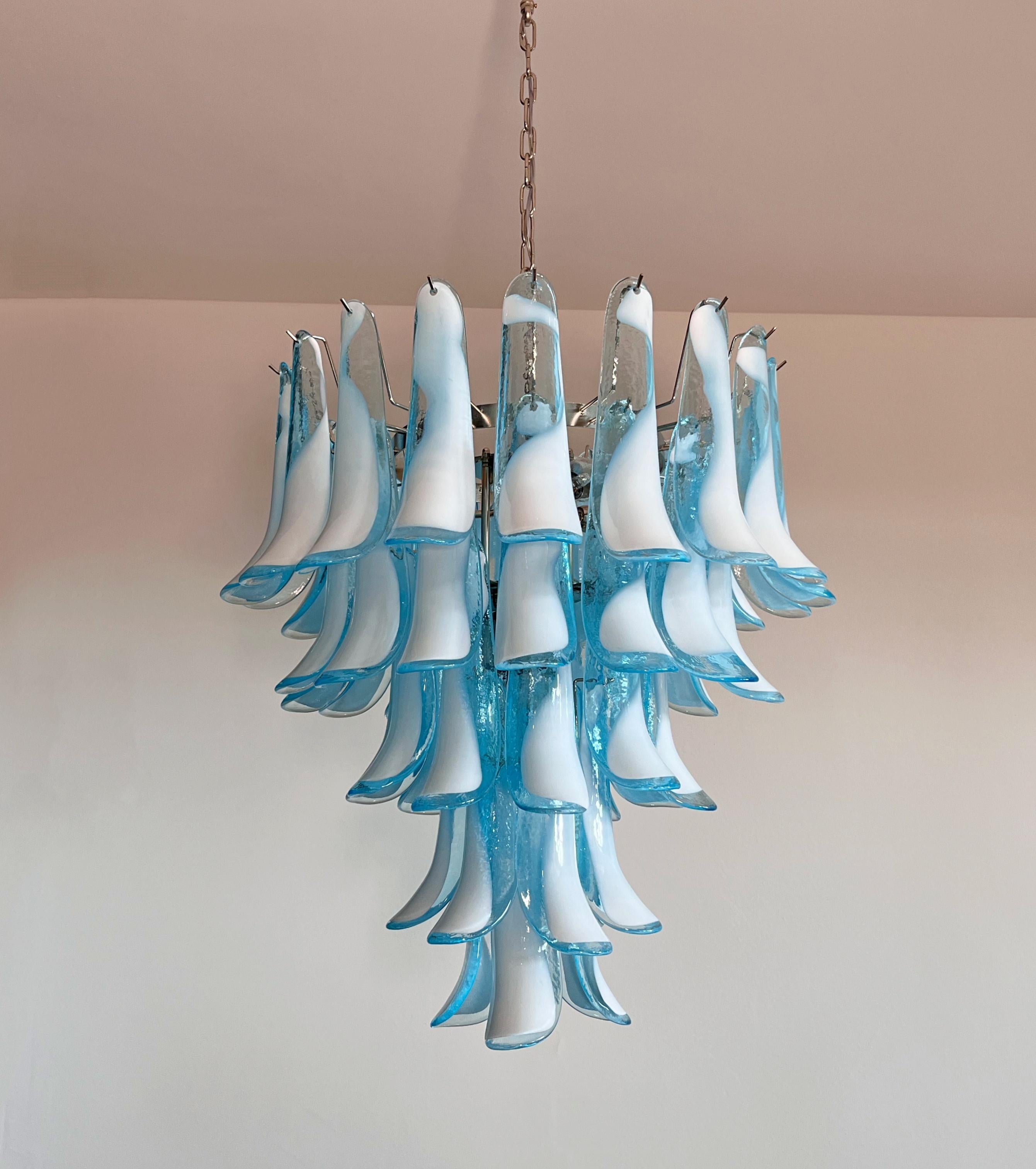 Mid-Century Modern Lustre italien vintage de Murano - 52 pétales en verre BLEU en vente