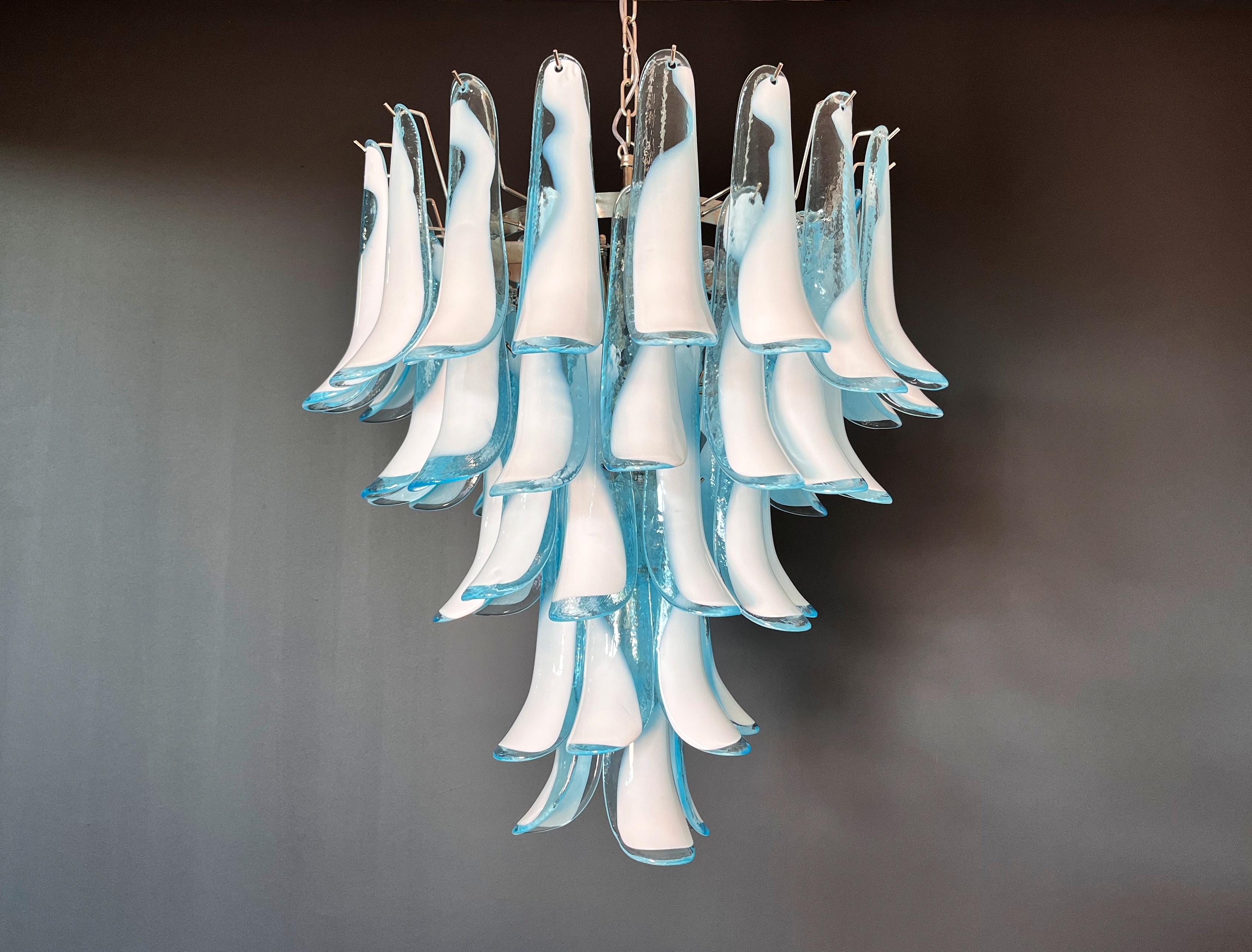 Italian Lustre italien vintage de Murano - 52 pétales en verre BLEU en vente