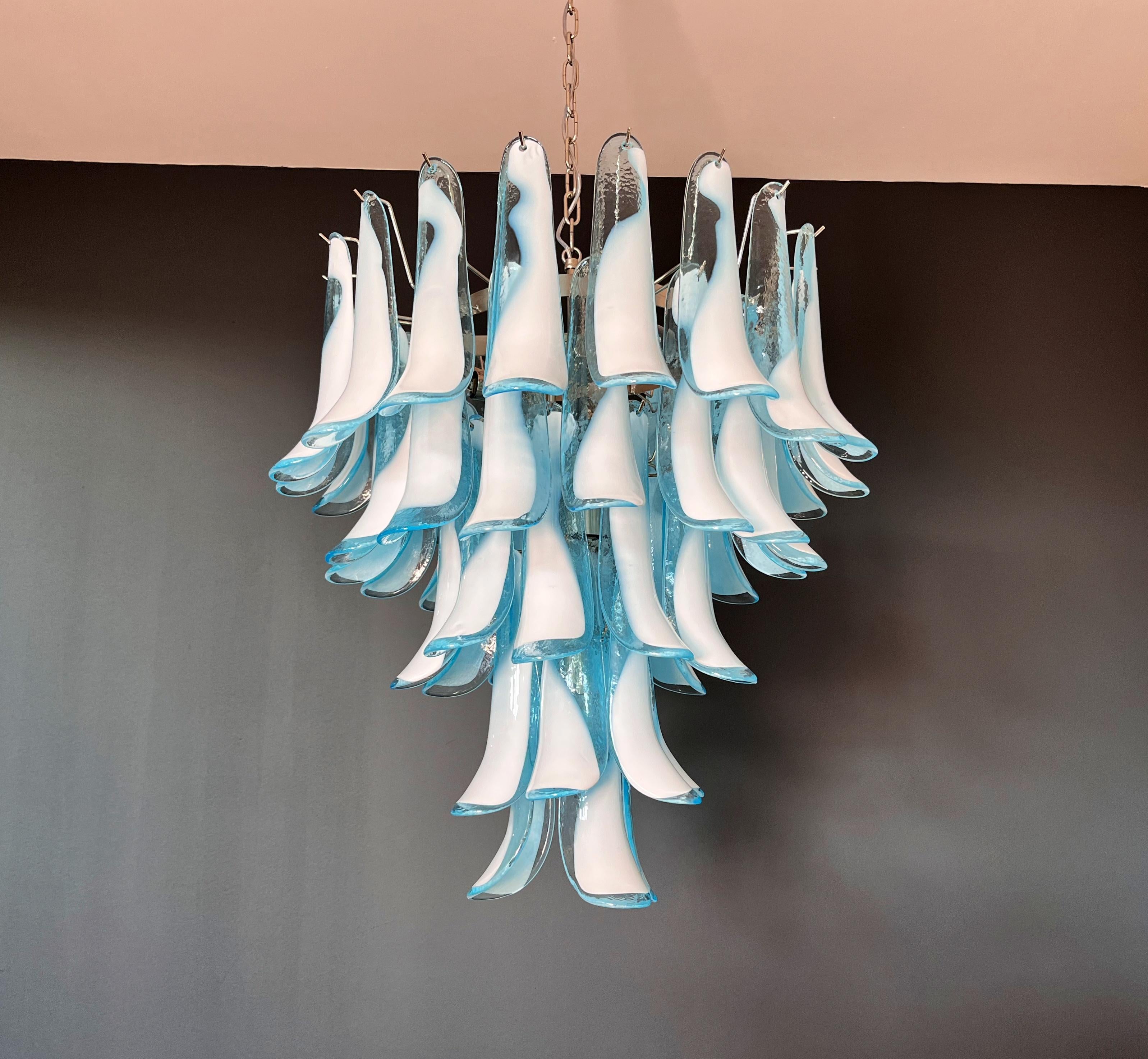 Galvanisé Lustre italien vintage de Murano - 52 pétales en verre BLEU en vente