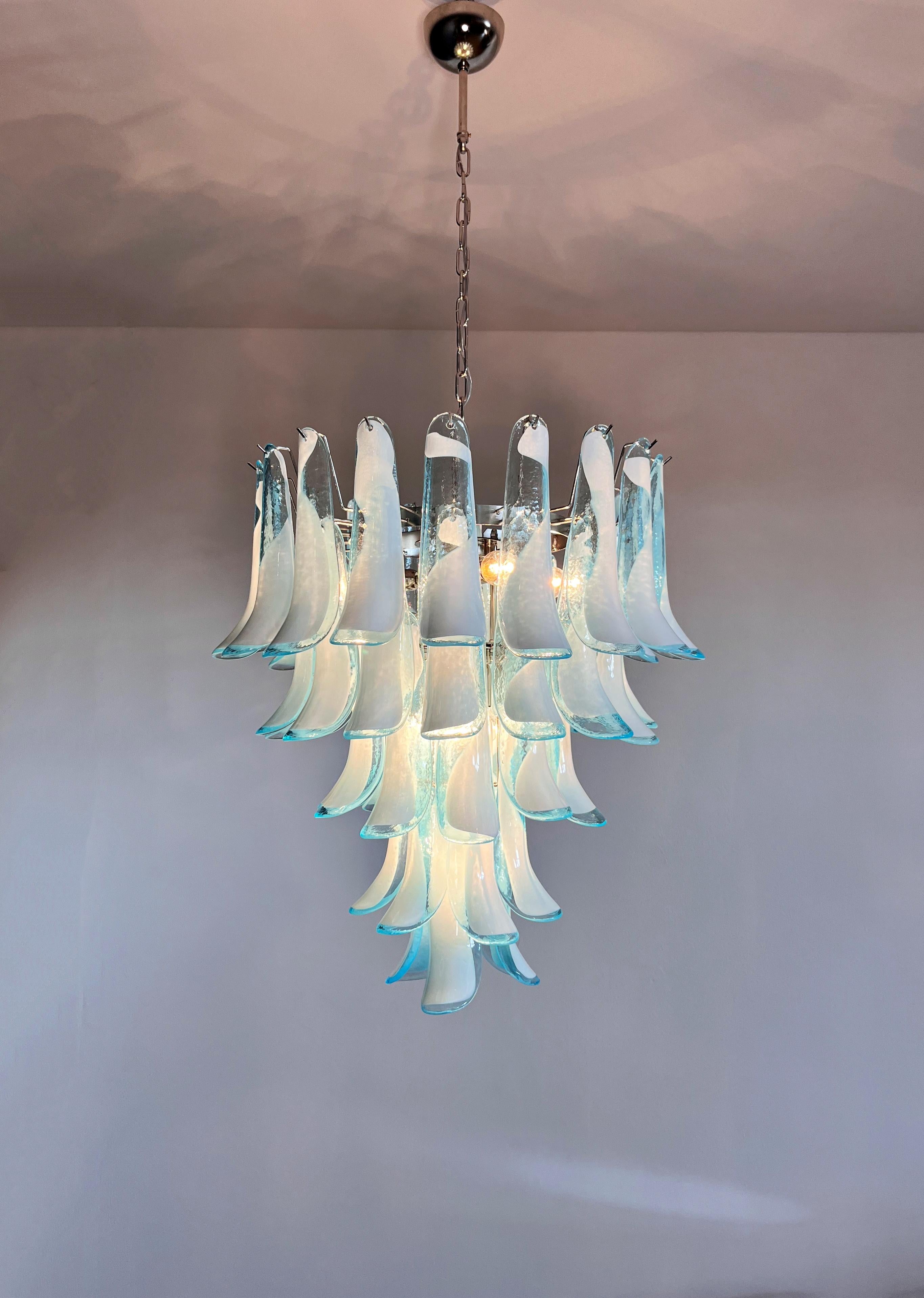 20th Century Lustre italien vintage de Murano - 52 pétales en verre BLEU en vente
