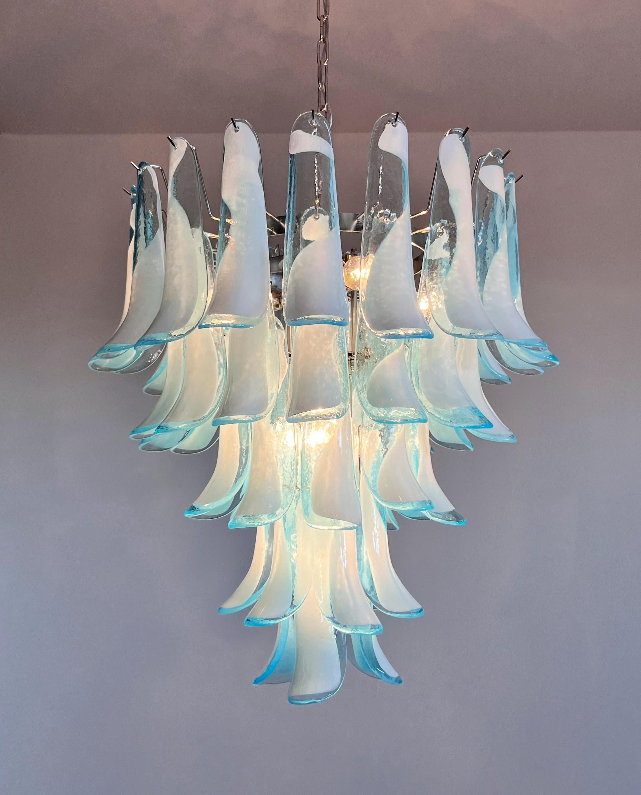 Verre d'art Lustre italien vintage de Murano - 52 pétales en verre BLEU en vente
