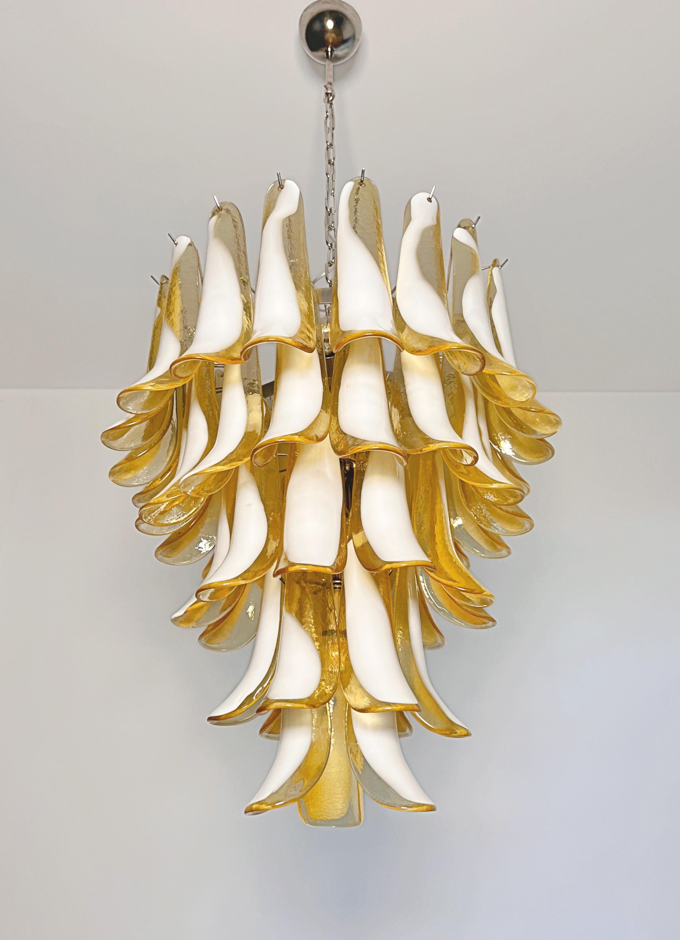 Italienischer Vintage Murano-Kronleuchter - 52 CARAMEL-Glasblütenblätter im Angebot 3