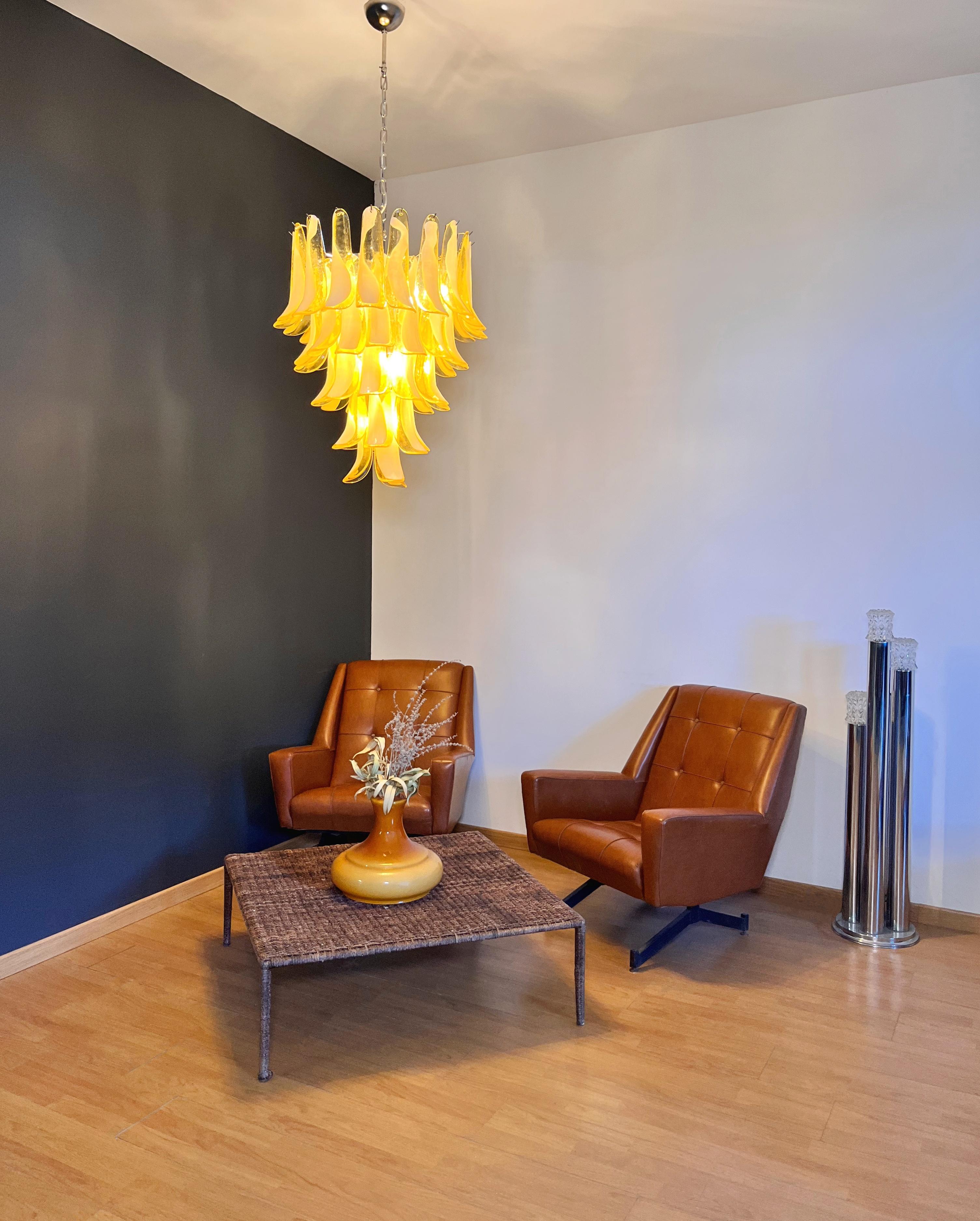 Italienischer Vintage Murano-Kronleuchter - 52 CARAMEL-Glasblütenblätter im Angebot 4