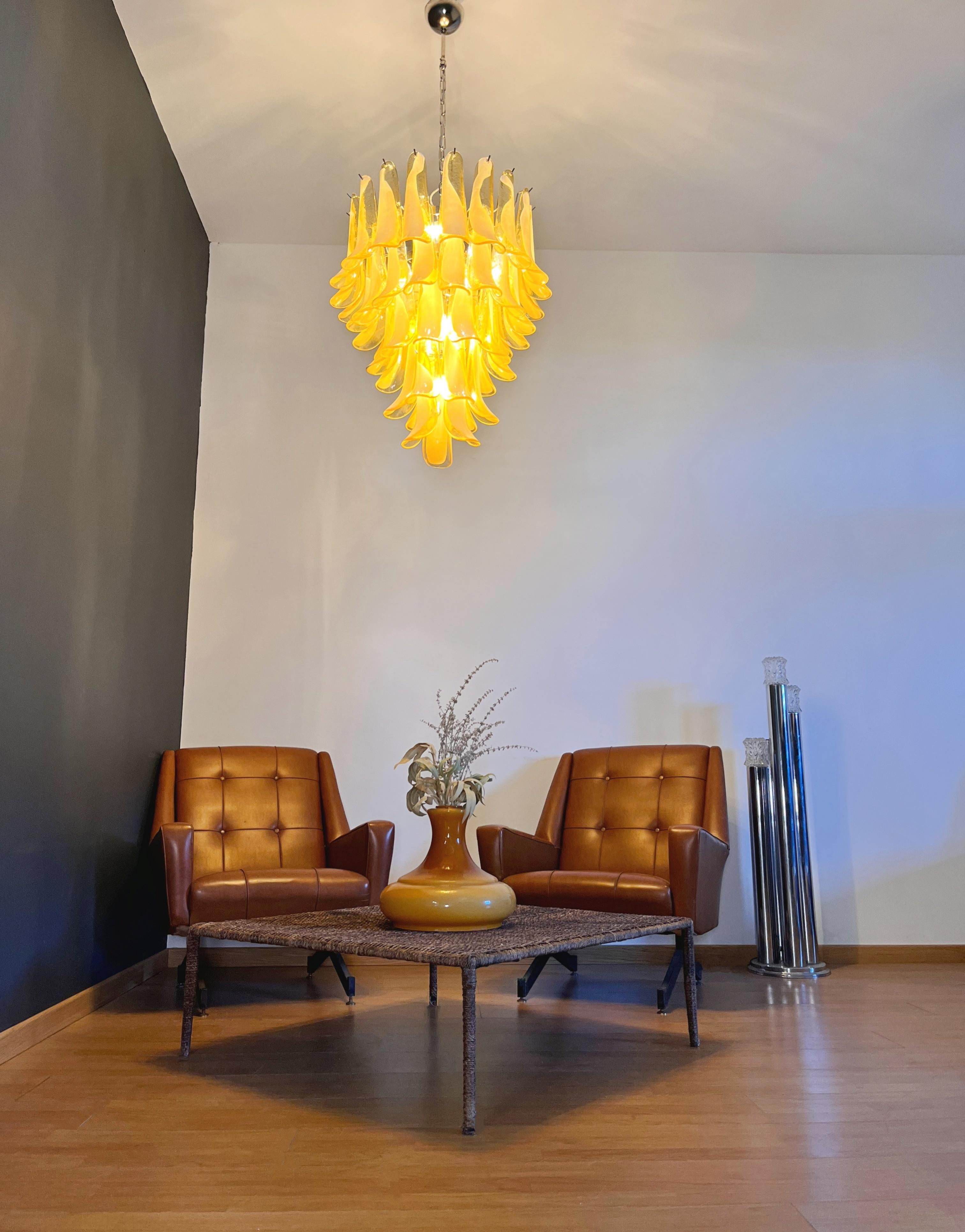 Italienischer Vintage Murano-Kronleuchter - 52 CARAMEL-Glasblütenblätter im Angebot 6
