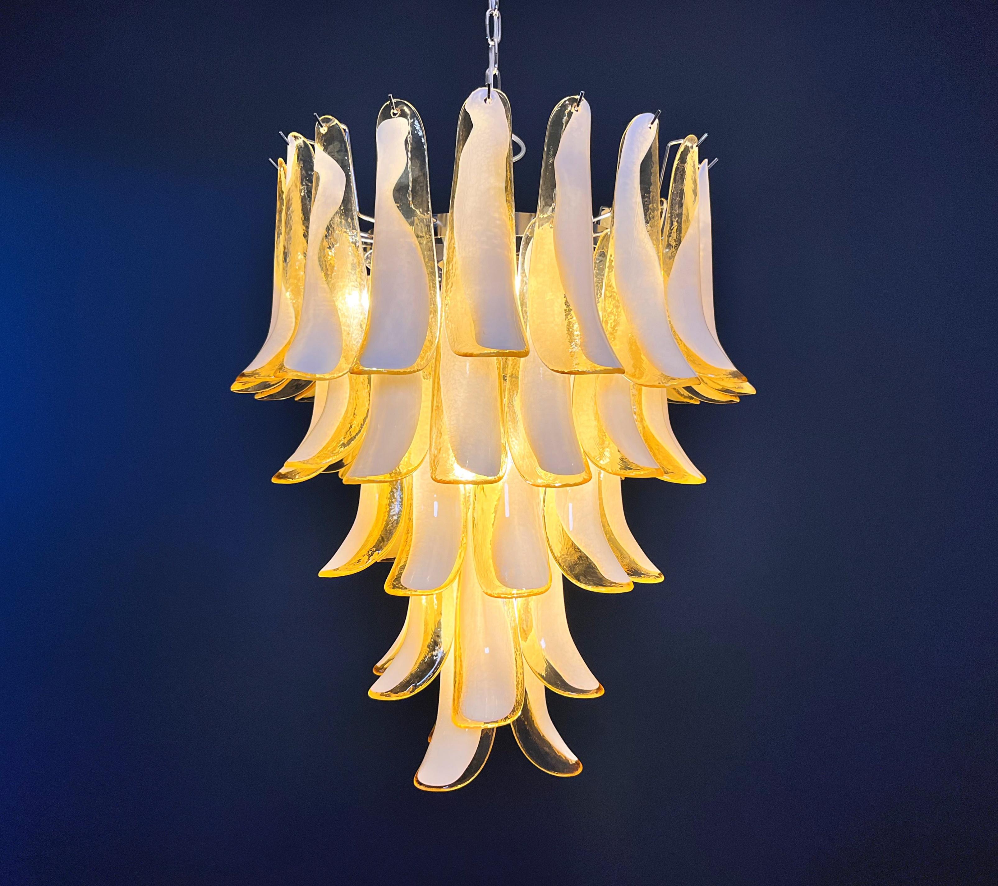 Italienischer Vintage Murano-Kronleuchter - 52 CARAMEL-Glasblütenblätter im Angebot 7