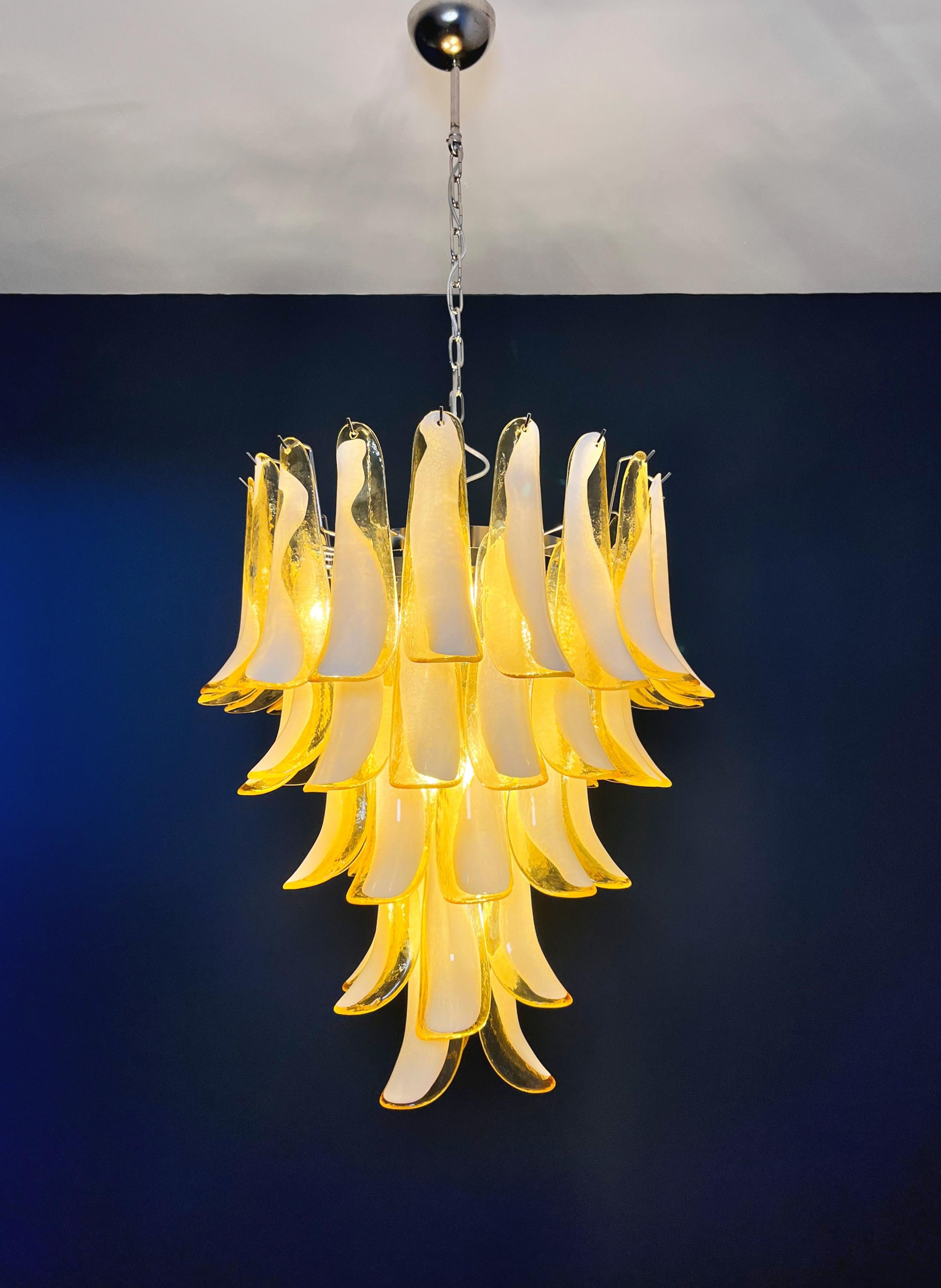 Italienischer Vintage Murano-Kronleuchter - 52 CARAMEL-Glasblütenblätter im Angebot 8