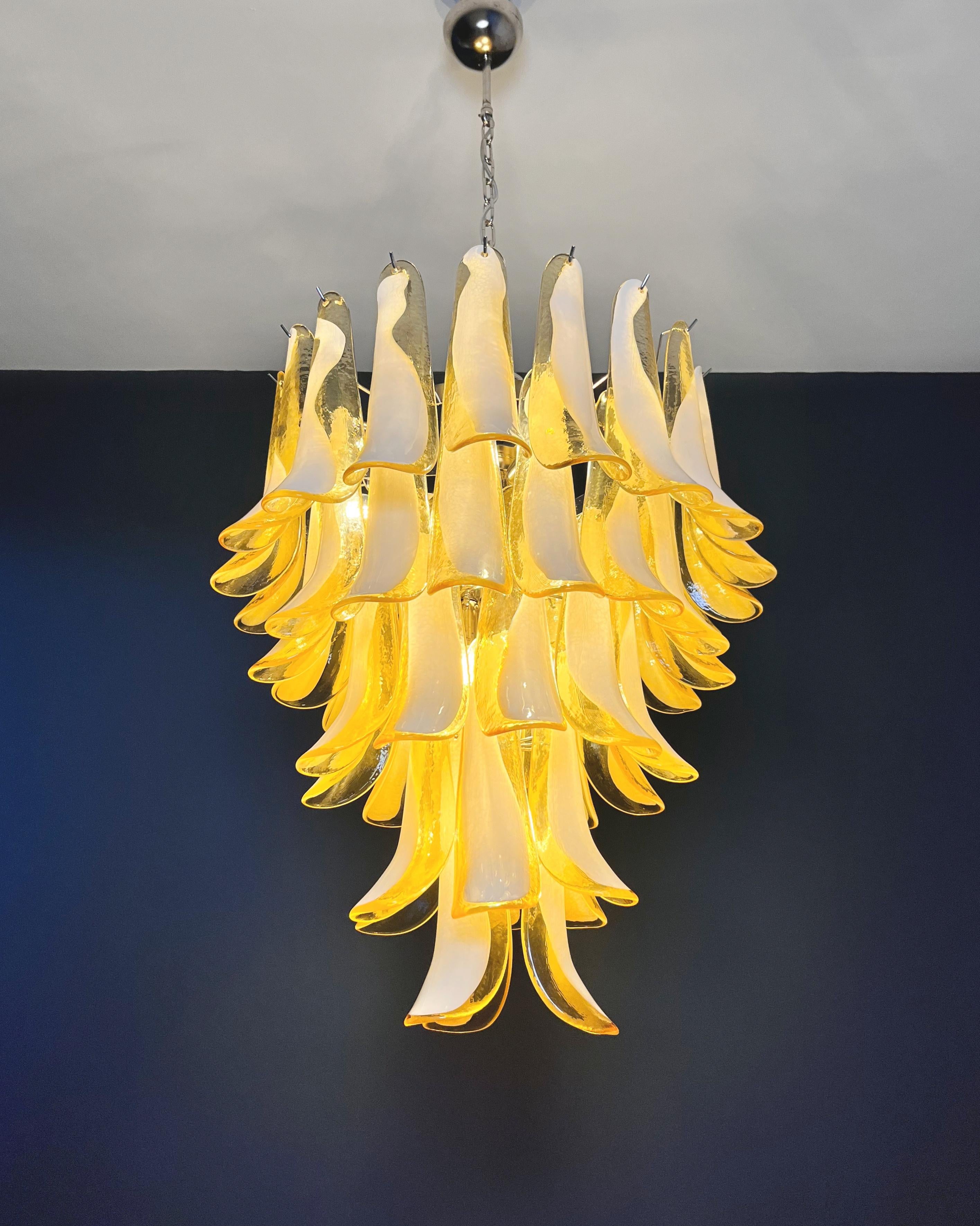 Italienischer Vintage Murano-Kronleuchter - 52 CARAMEL-Glasblütenblätter im Angebot 9