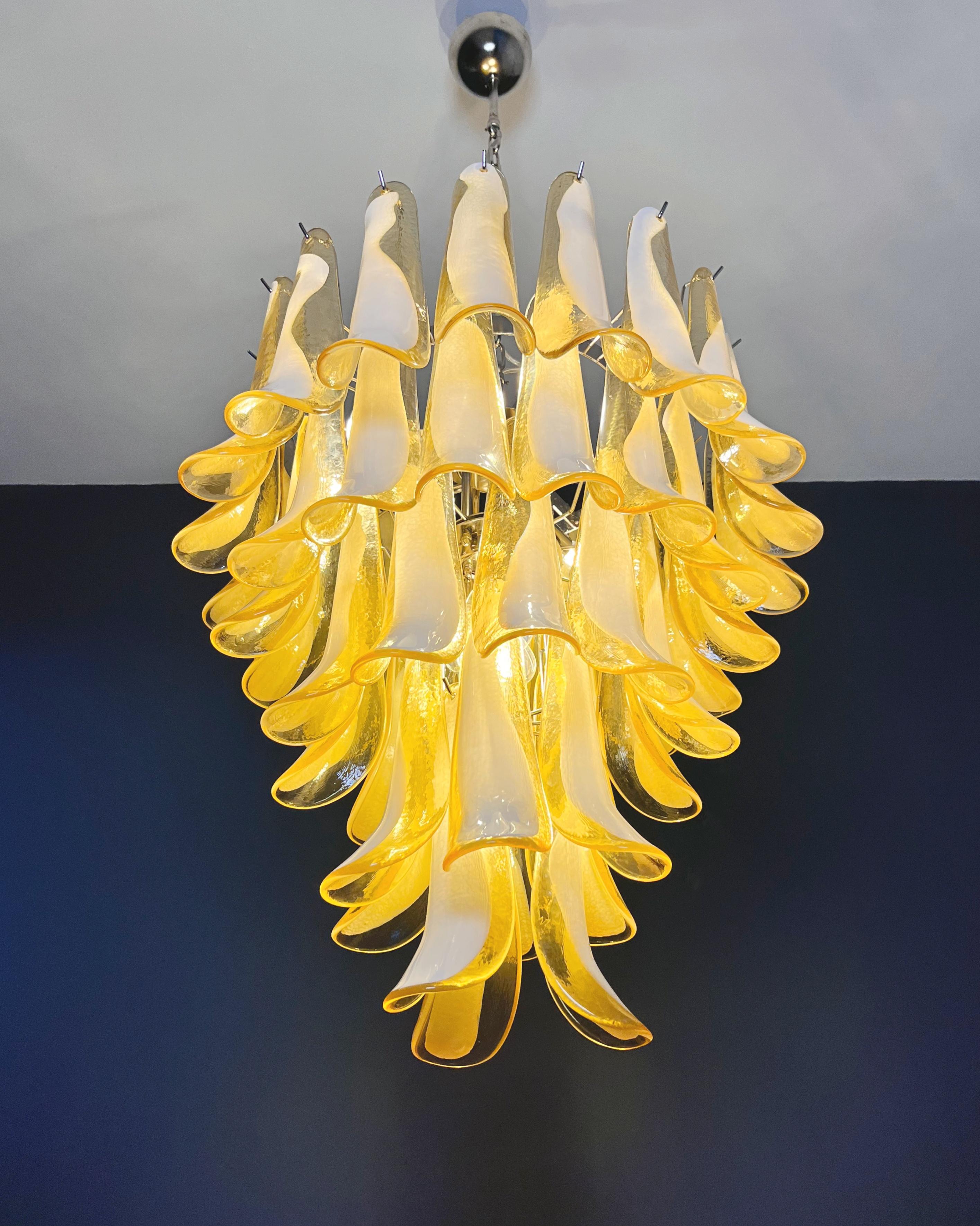 Italienischer Vintage Murano-Kronleuchter - 52 CARAMEL-Glasblütenblätter im Angebot 10