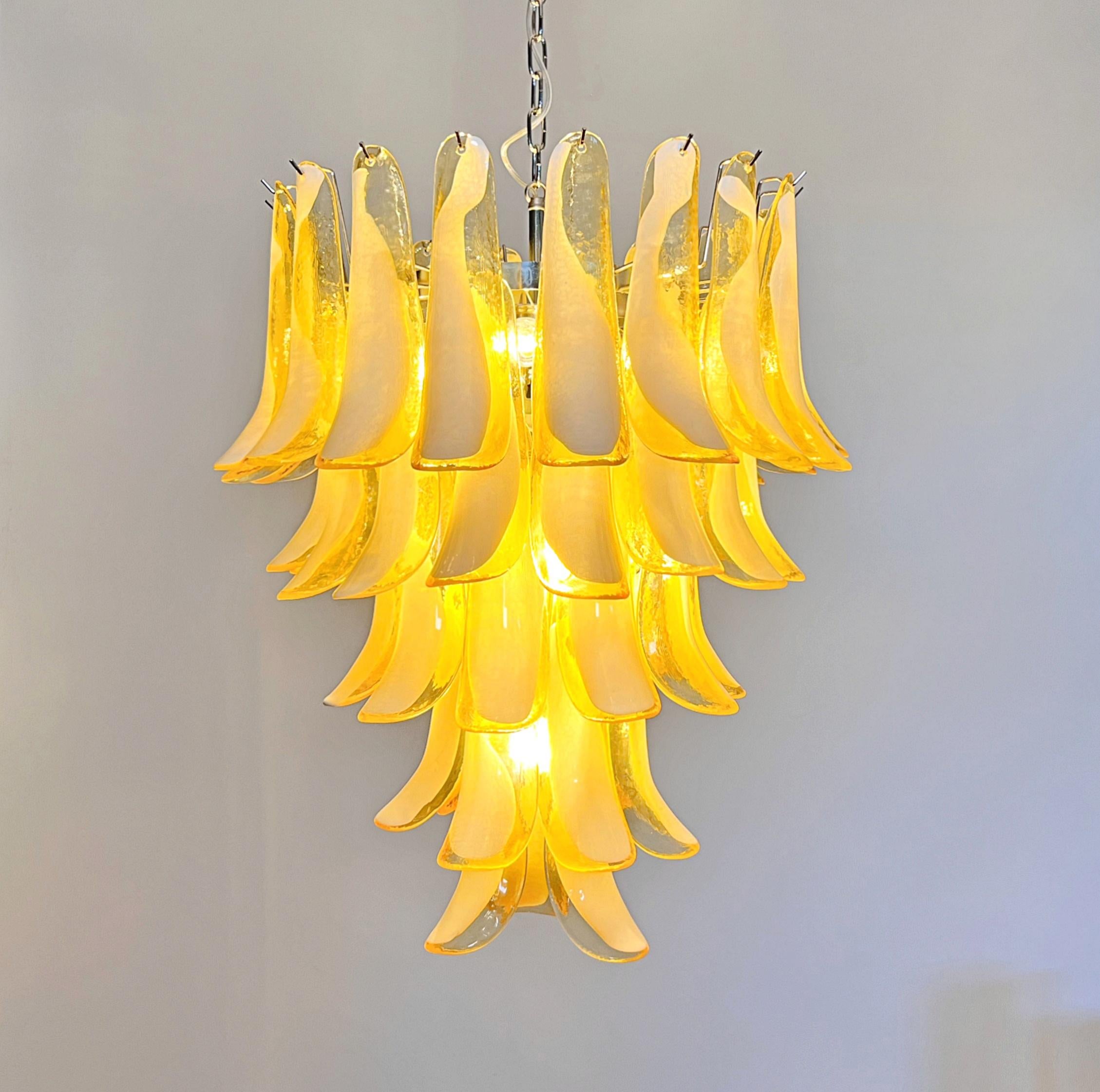 Italienischer Vintage Murano-Kronleuchter - 52 CARAMEL-Glasblütenblätter im Angebot 11