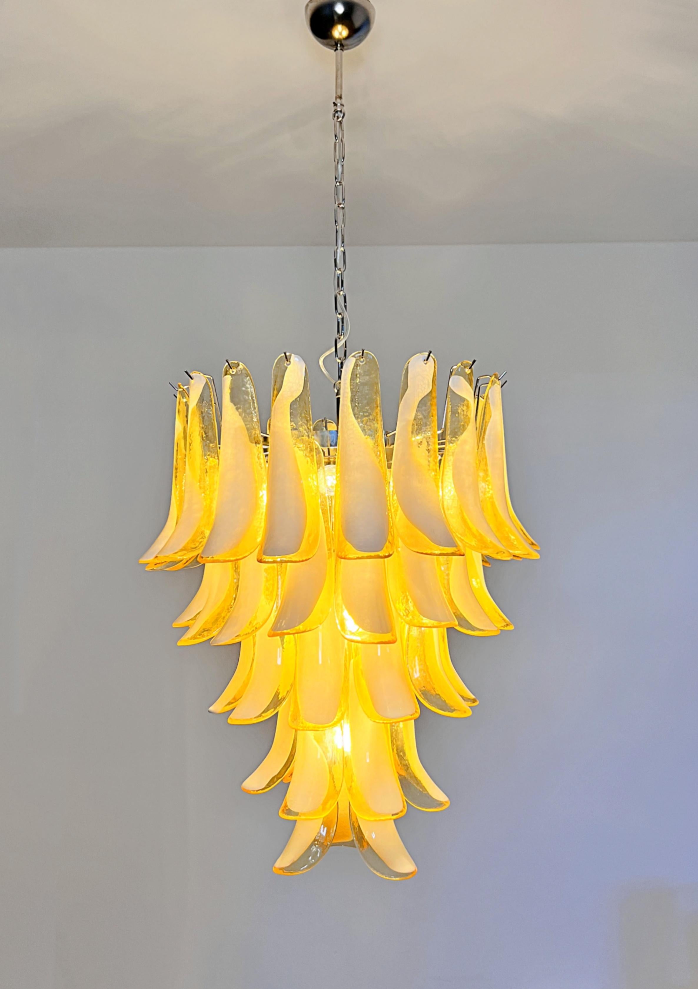 Italienischer Vintage Murano-Kronleuchter - 52 CARAMEL-Glasblütenblätter im Angebot 12