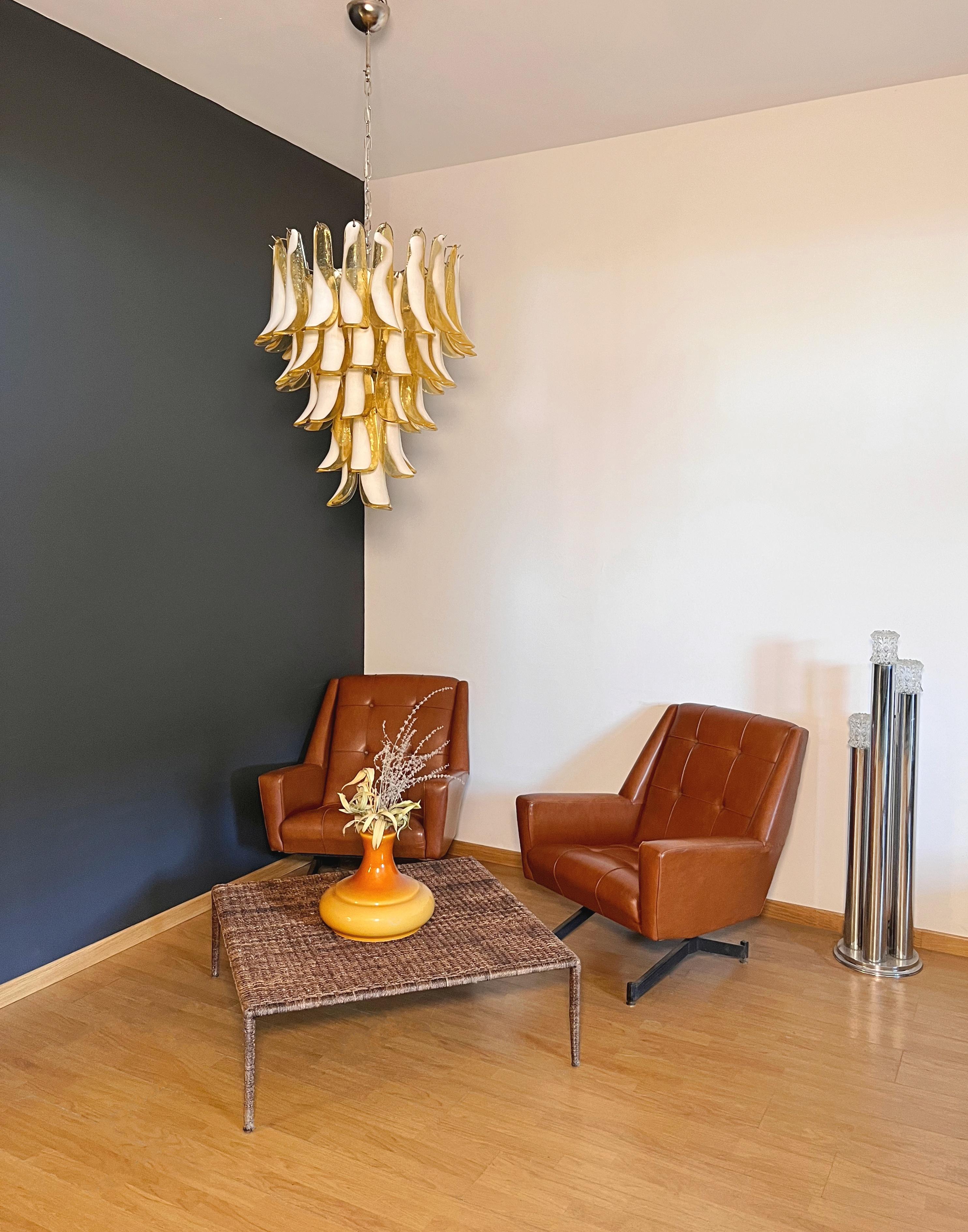 Riesiger italienischer Vintage Murano-Kronleuchter aus 52 Glasblättern (CARAMEL und weiß 