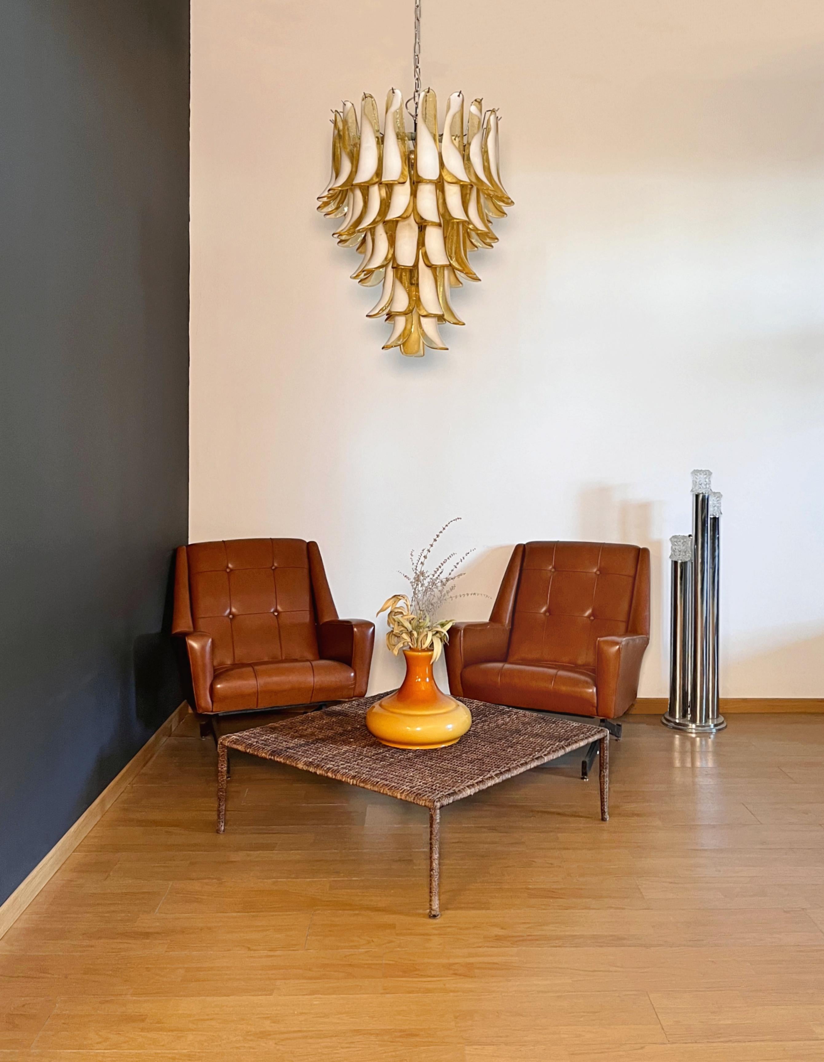 Italienischer Vintage Murano-Kronleuchter - 52 CARAMEL-Glasblütenblätter (Moderne der Mitte des Jahrhunderts) im Angebot