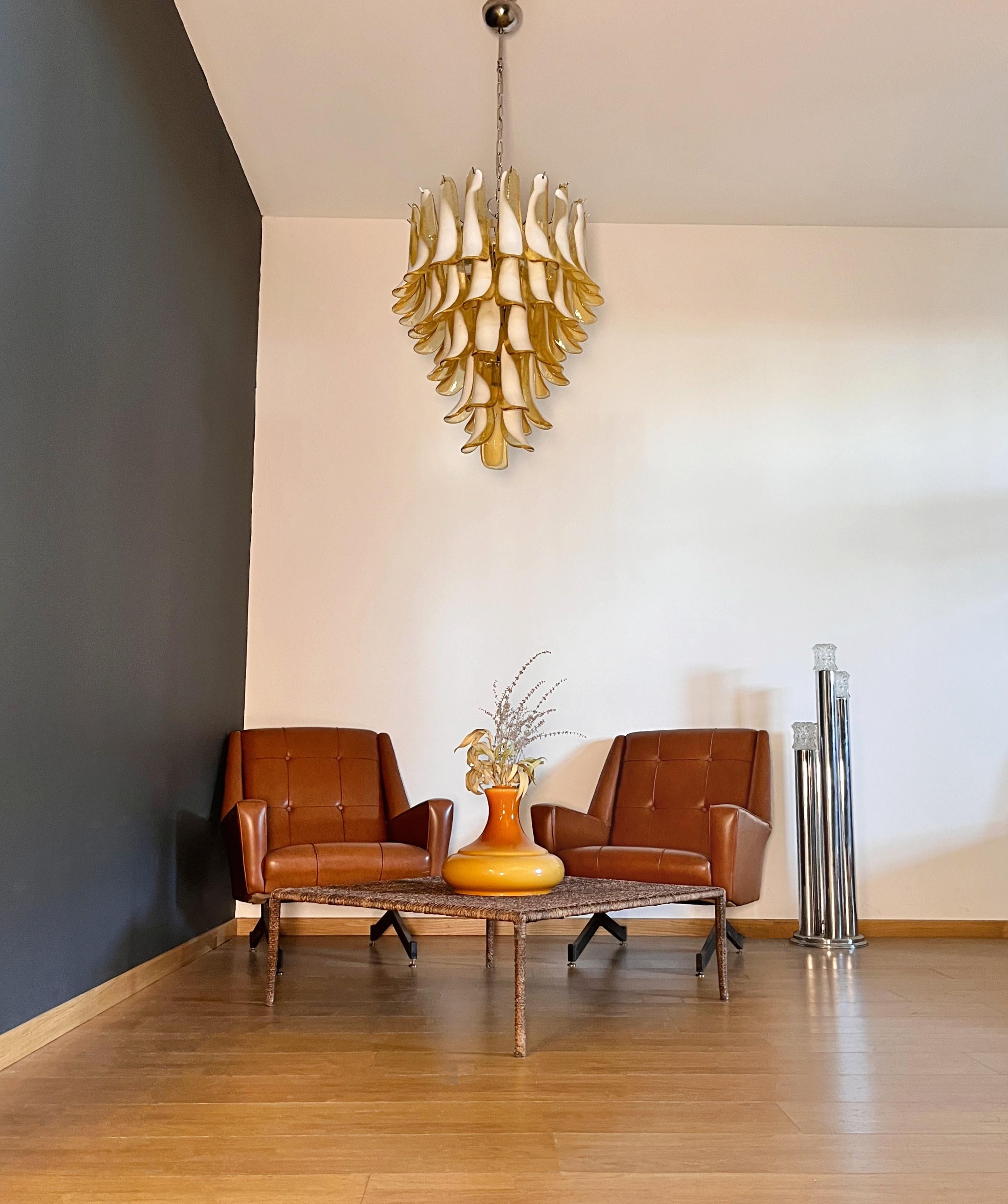 Italienischer Vintage Murano-Kronleuchter - 52 CARAMEL-Glasblütenblätter (Verzinkt) im Angebot