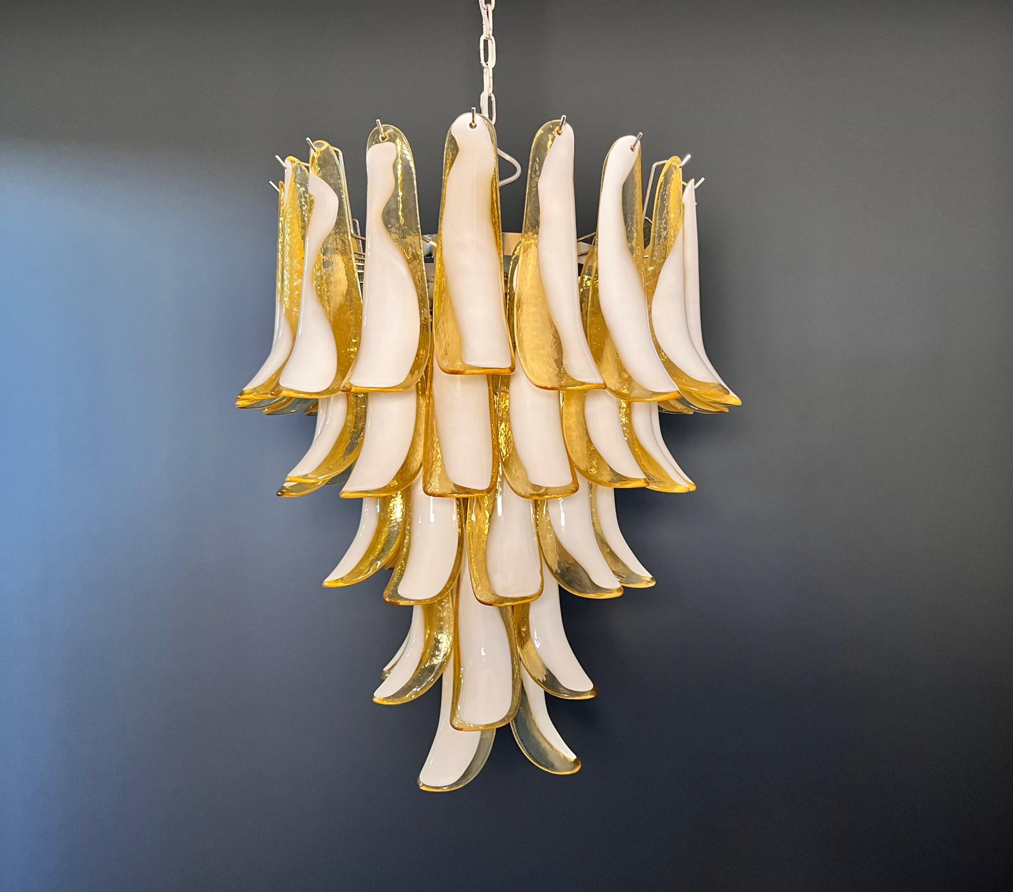 Italienischer Vintage Murano-Kronleuchter - 52 CARAMEL-Glasblütenblätter im Zustand „Gut“ im Angebot in Gaiarine Frazione Francenigo (TV), IT