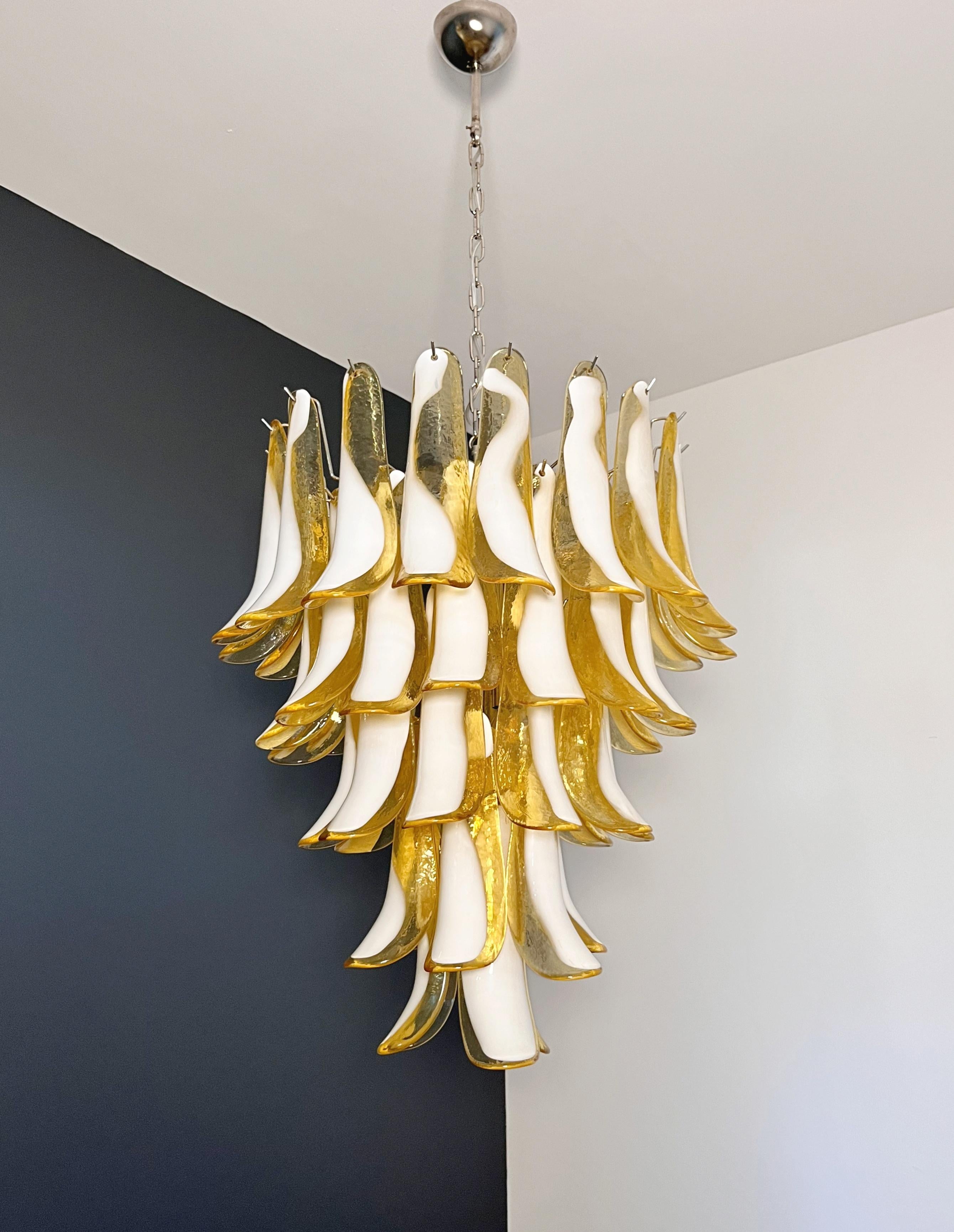 Italienischer Vintage Murano-Kronleuchter - 52 CARAMEL-Glasblütenblätter im Angebot 1