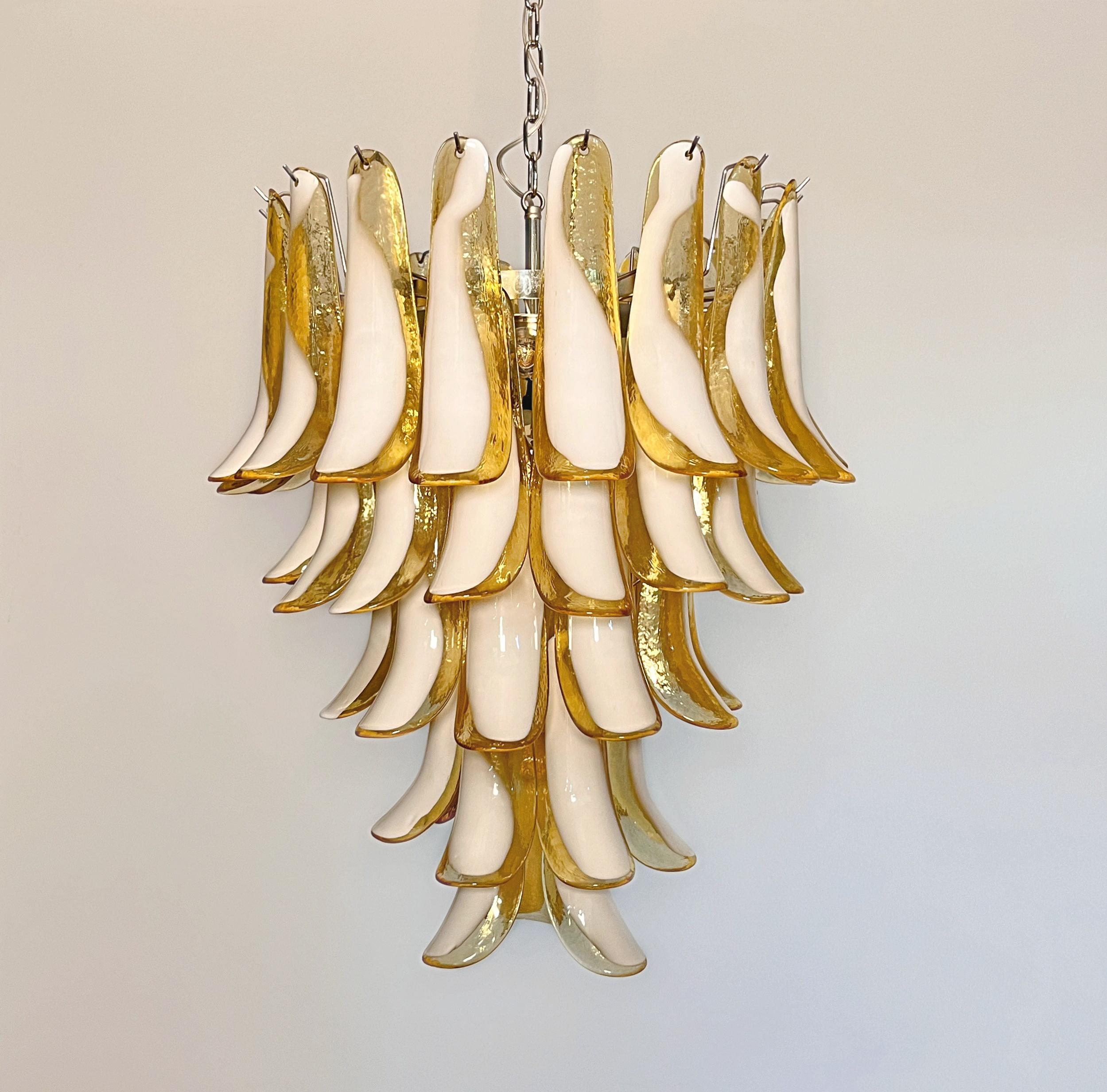 Italienischer Vintage Murano-Kronleuchter - 52 CARAMEL-Glasblütenblätter im Angebot 2