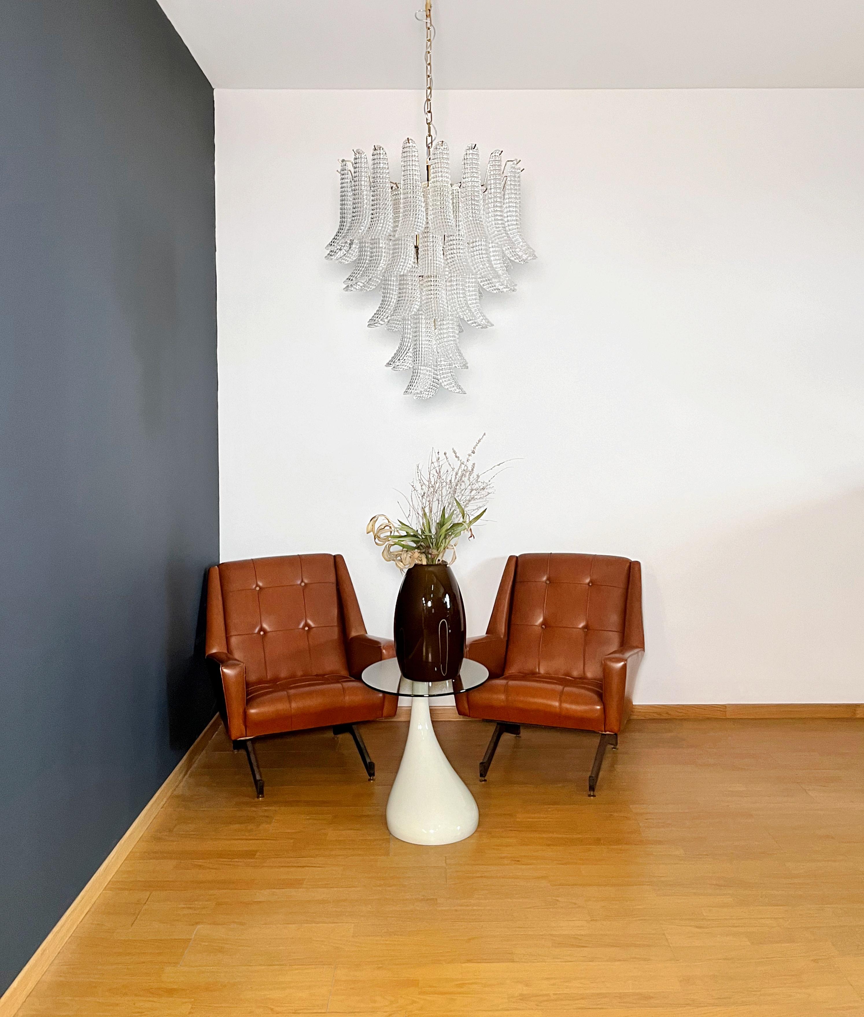 Enorme lampadario vintage italiano di Murano composto da 52 petali di vetro trasparente,  struttura in metallo placcato ottone. Gli occhiali sono di altissima qualità, le foto non rendono la bellezza e la lucentezza di questi occhiali. 
Peso circa: