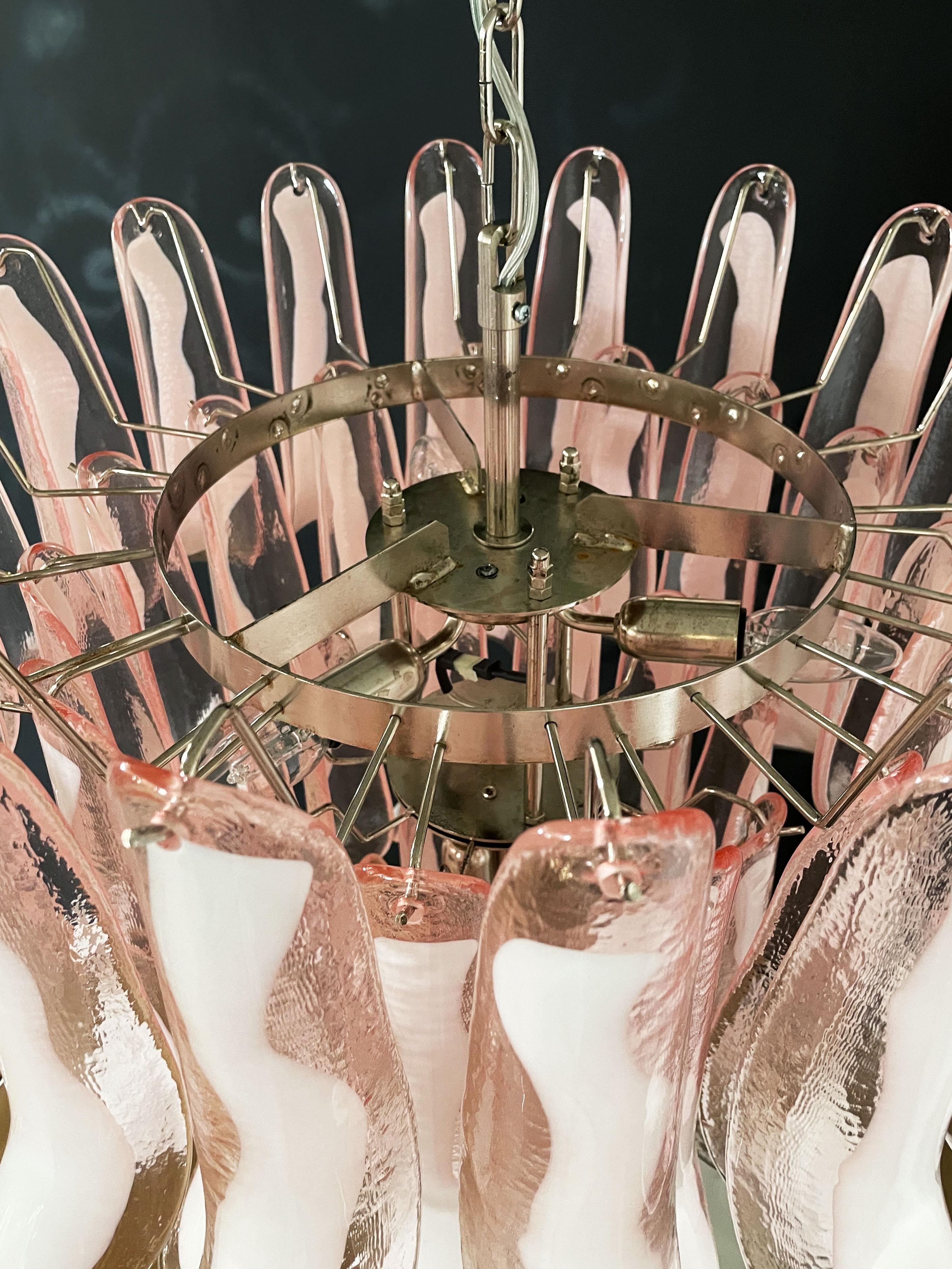 Verre Lustre italien vintage en verre de Murano, 52 pétales de verre rose en vente
