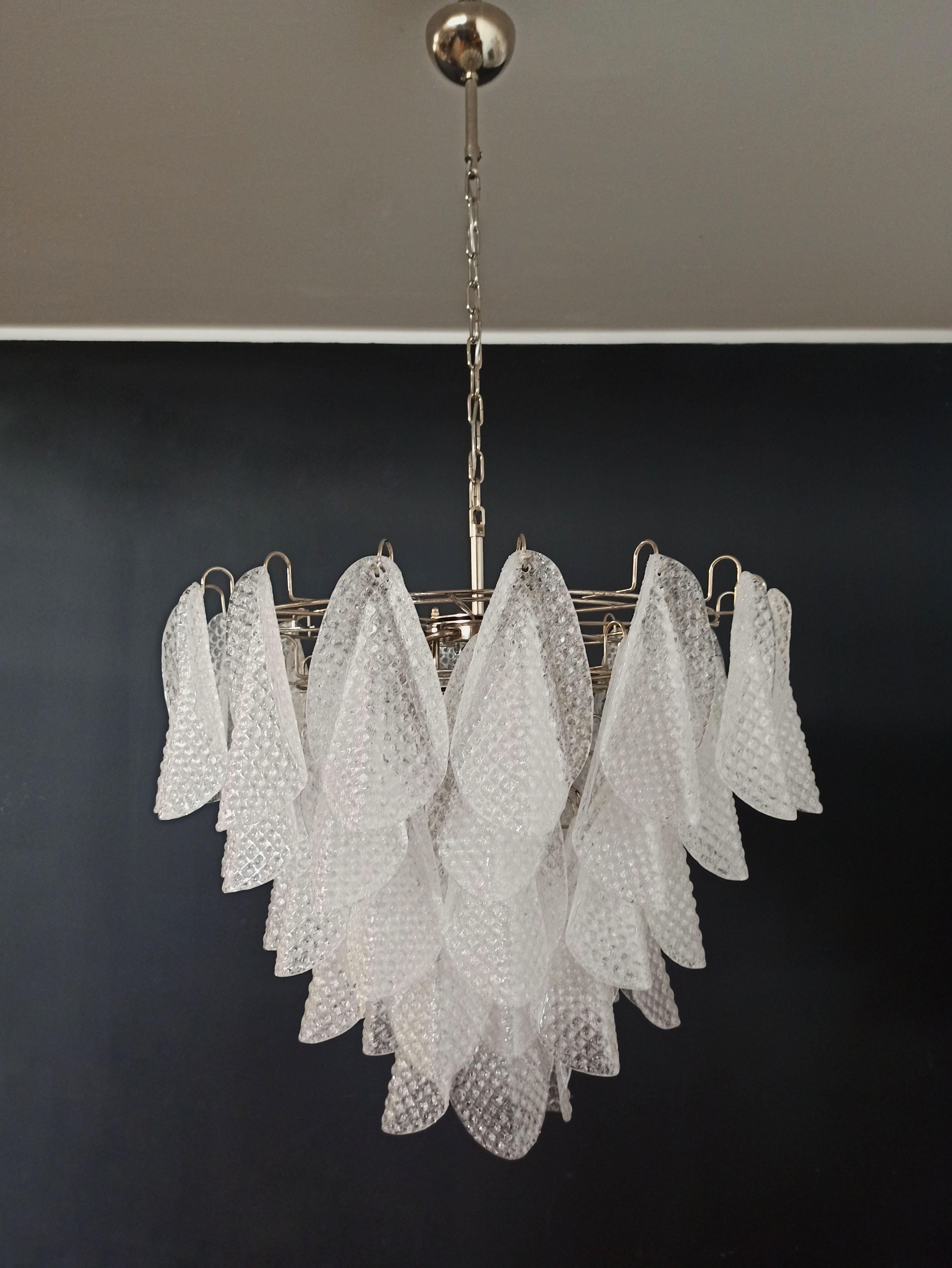 Lampadario vintage di Murano realizzato con 57 petali di vetro 
