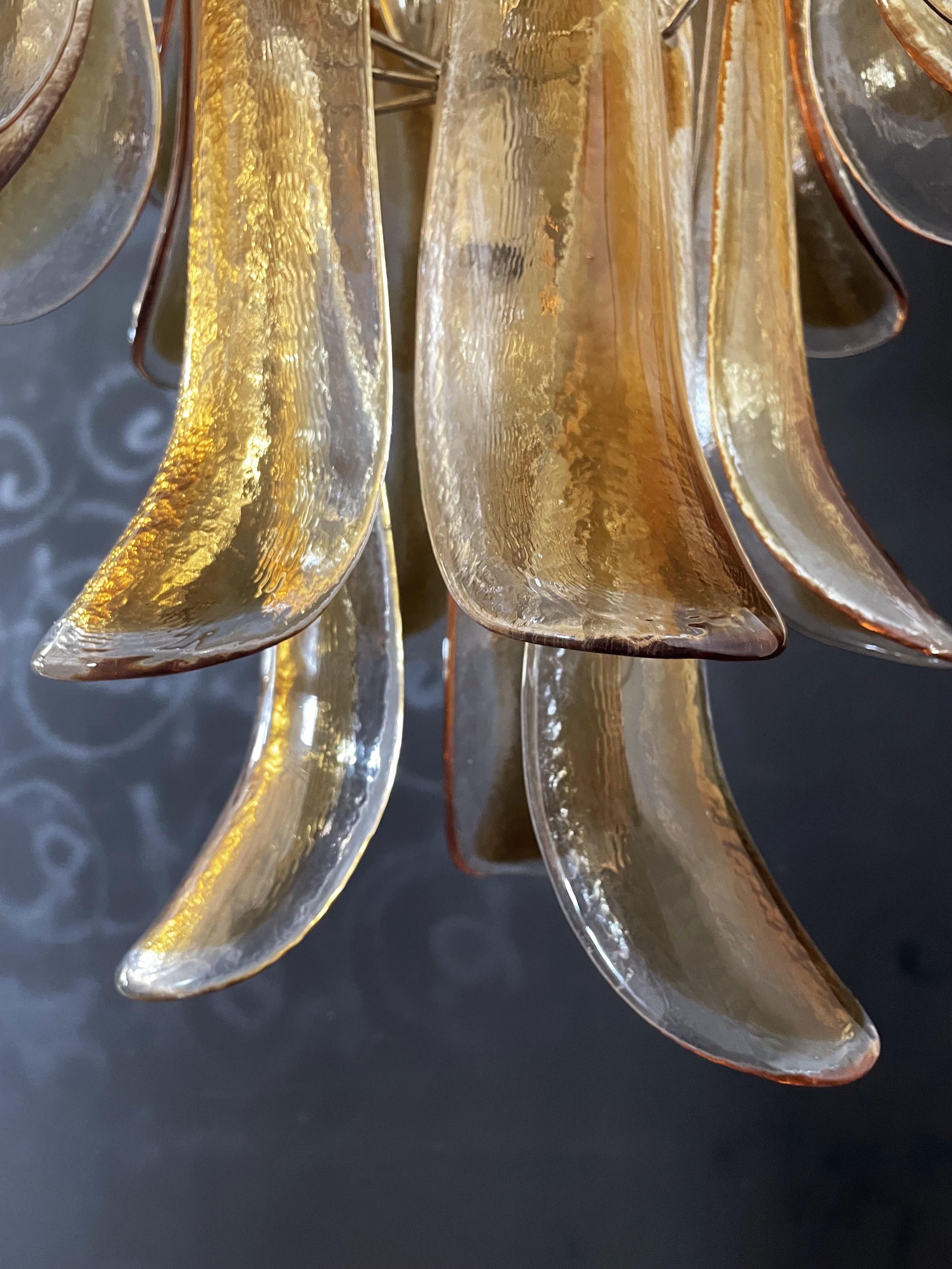 Italian Vintage Murano Chandelier, 75 Amber Glass Petals In Good Condition For Sale In Gaiarine Frazione Francenigo (TV), IT