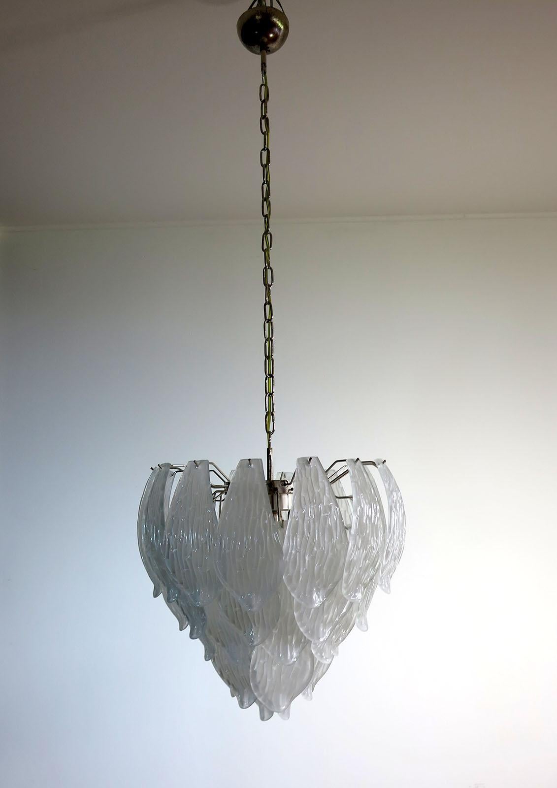 Huge Italian vintage Murano chandelier made by 41 hand blown transparent frosted carved glass leaves in a
chrome frame.
Period: 1970s-1980s
Dimensions: 49.20 inches (125 cm) height with chain, 25.80 inches (68 cm) height without chain, 21.25