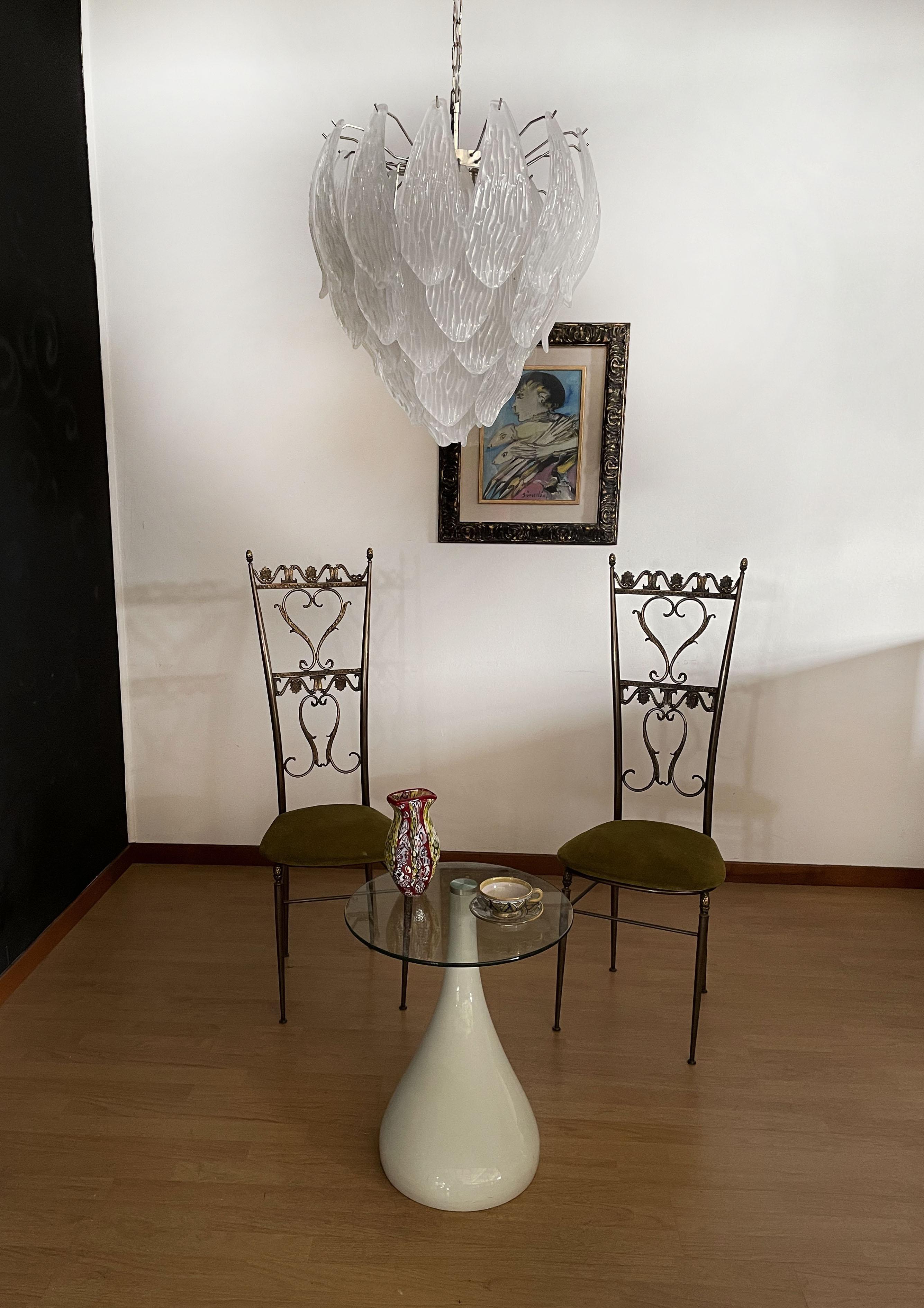 Italienischer Vintage Murano-Kronleuchter - Blätter aus geschliffenem Milchglas im Angebot 1