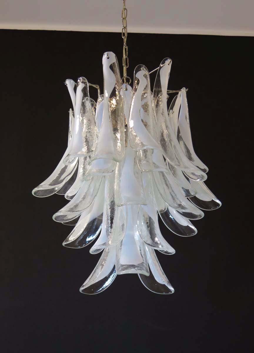 Italian Vintage Murano Chandelier in the Manner of Mazzega, 30 Glass Petals In Good Condition For Sale In Gaiarine Frazione Francenigo (TV), IT