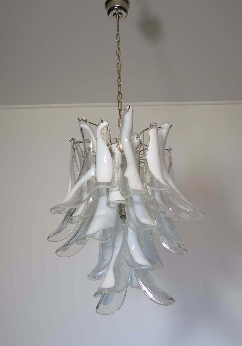 Italian Vintage Murano Chandelier in the Manner of Mazzega, 30 Glass Petals For Sale 1