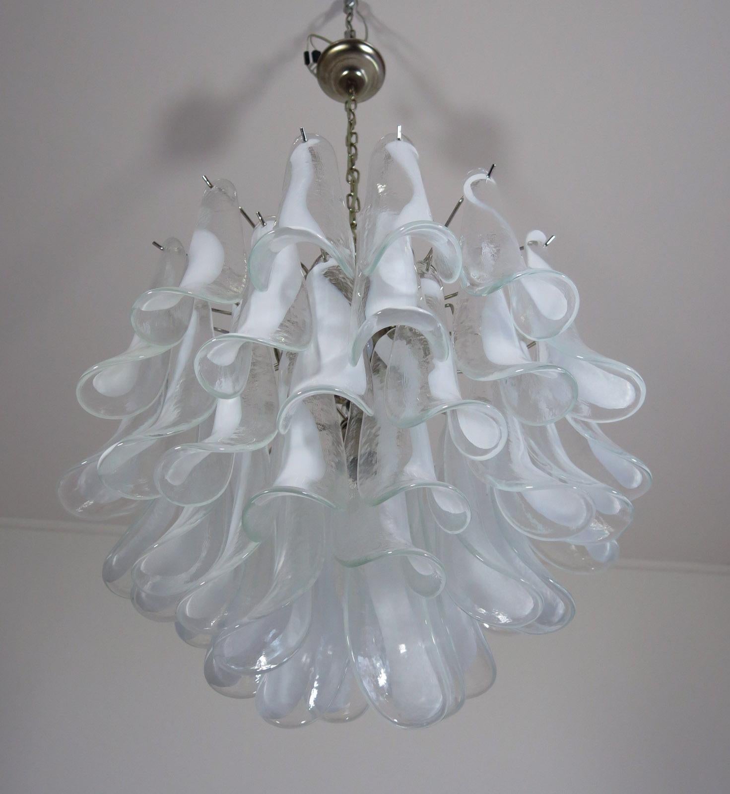 Italian Vintage Murano Chandelier in the Manner of Mazzega, 41 Glass Petals 3