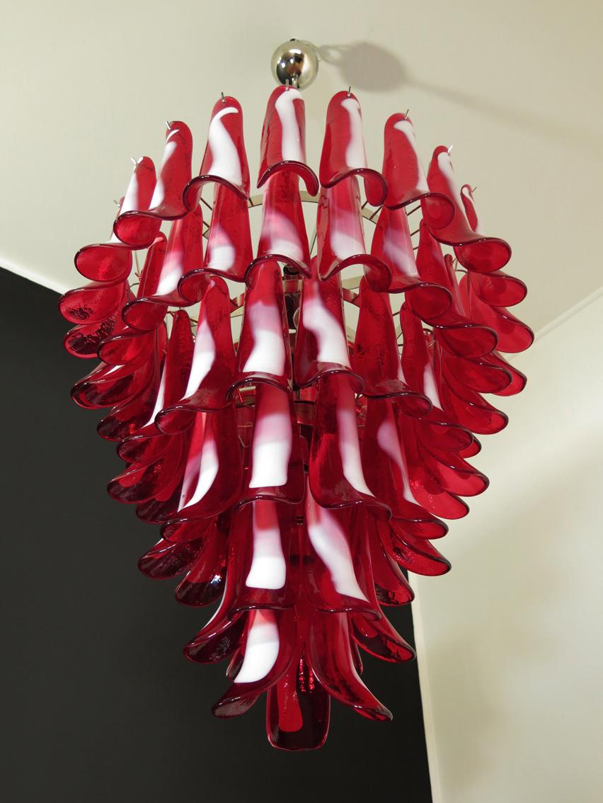 Lampadario Italian Vintage Murano alla maniera di Mazzega, 75 petali di vetro rosso In condizioni buone a Gaiarine Frazione Francenigo (TV), IT