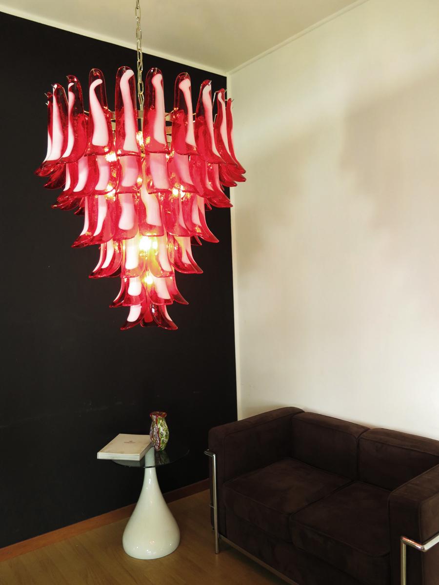 Vetro soffiato Lampadario Italian Vintage Murano alla maniera di Mazzega, 75 petali di vetro rosso