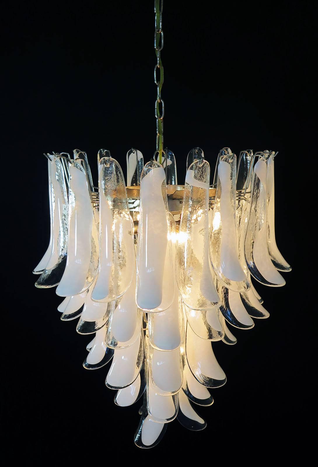 Grand lustre italien vintage de Murano composé de 52 pétales de verre (transparent et blanc 