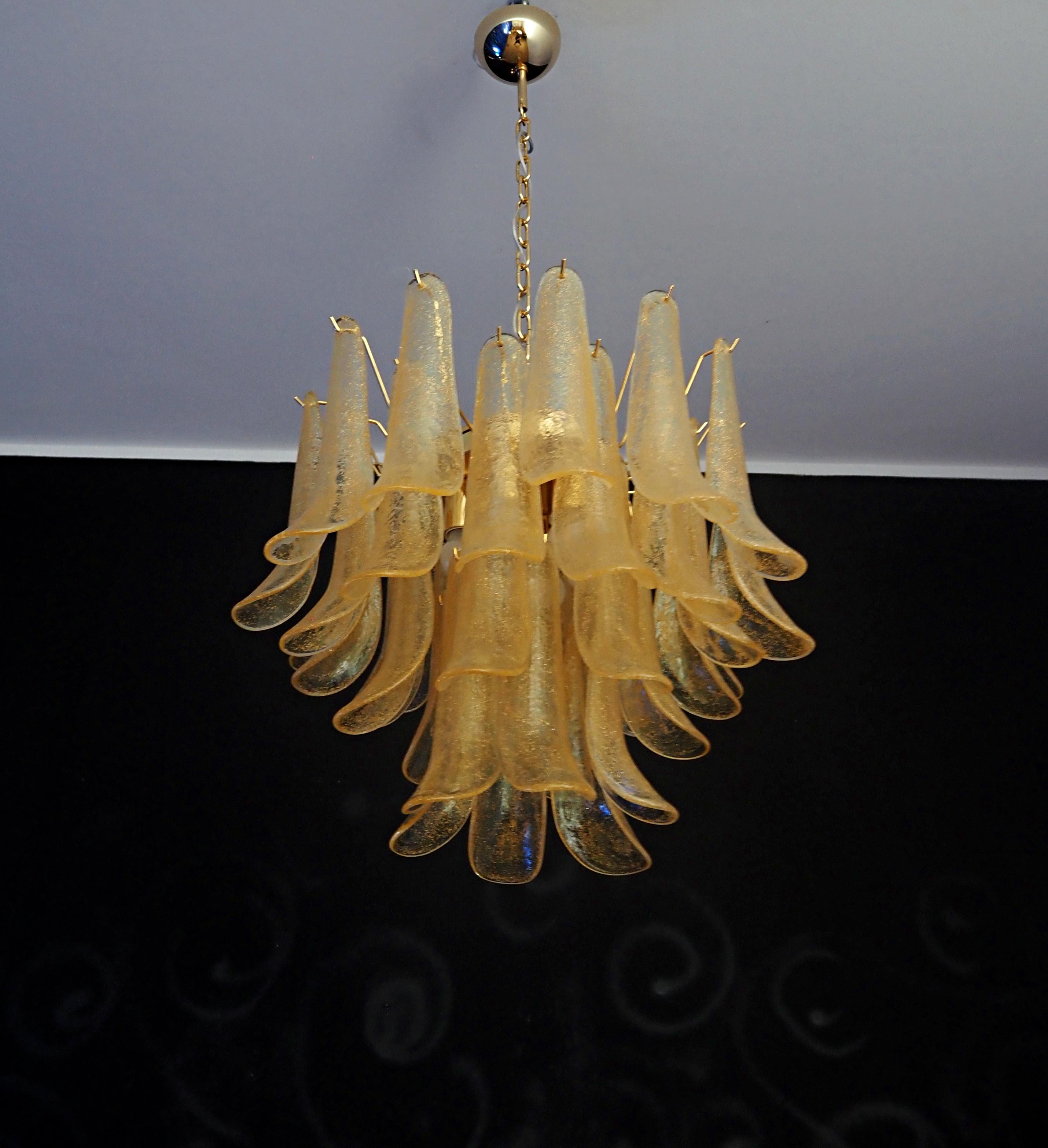 Verre d'art Lustre italien vintage de Murano - Mazzega - 36 pétales de verre doré en vente