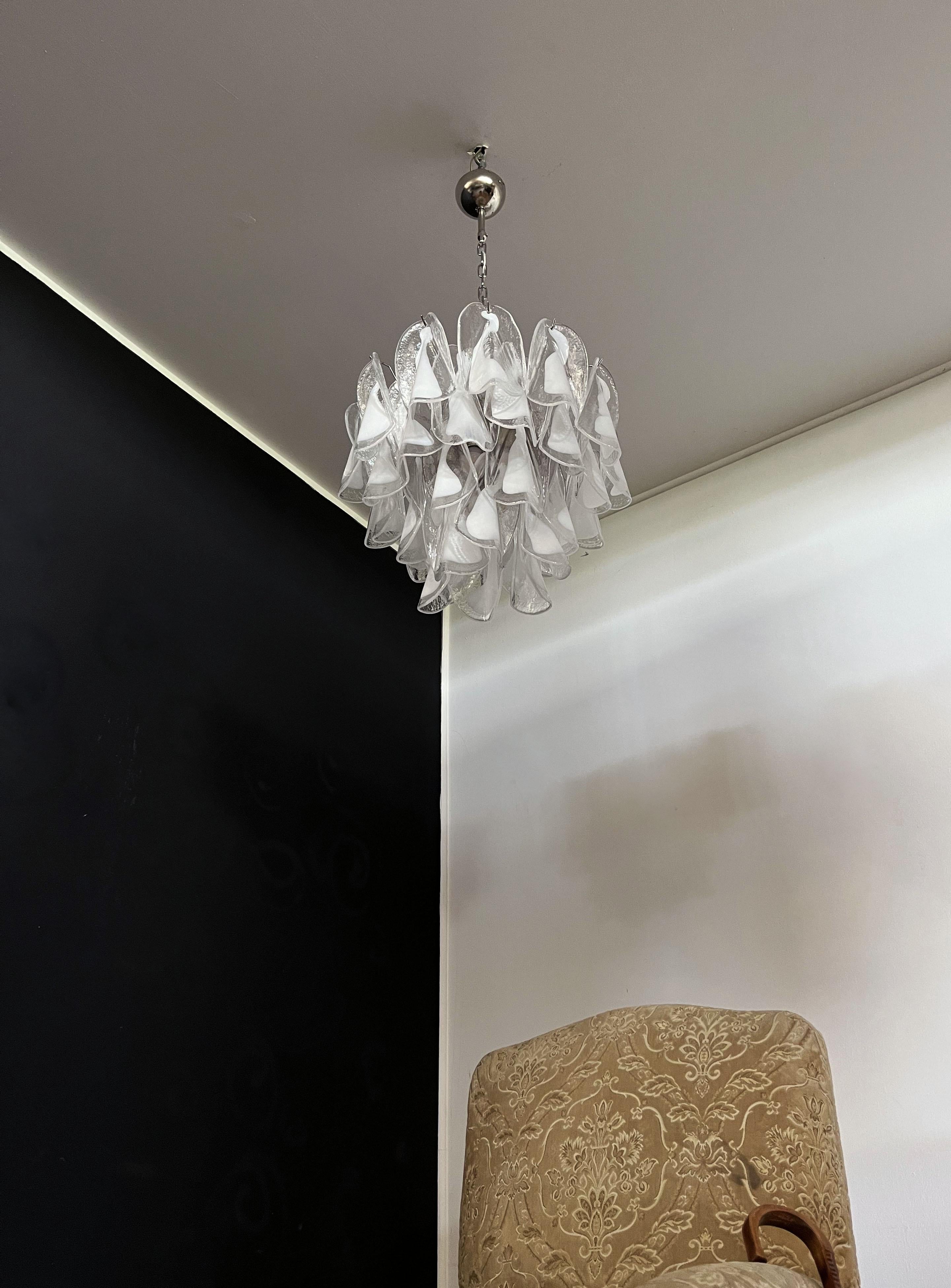 Art Glass Italian vintage Murano chandelier - Mazzega - 36 lattimo glass 