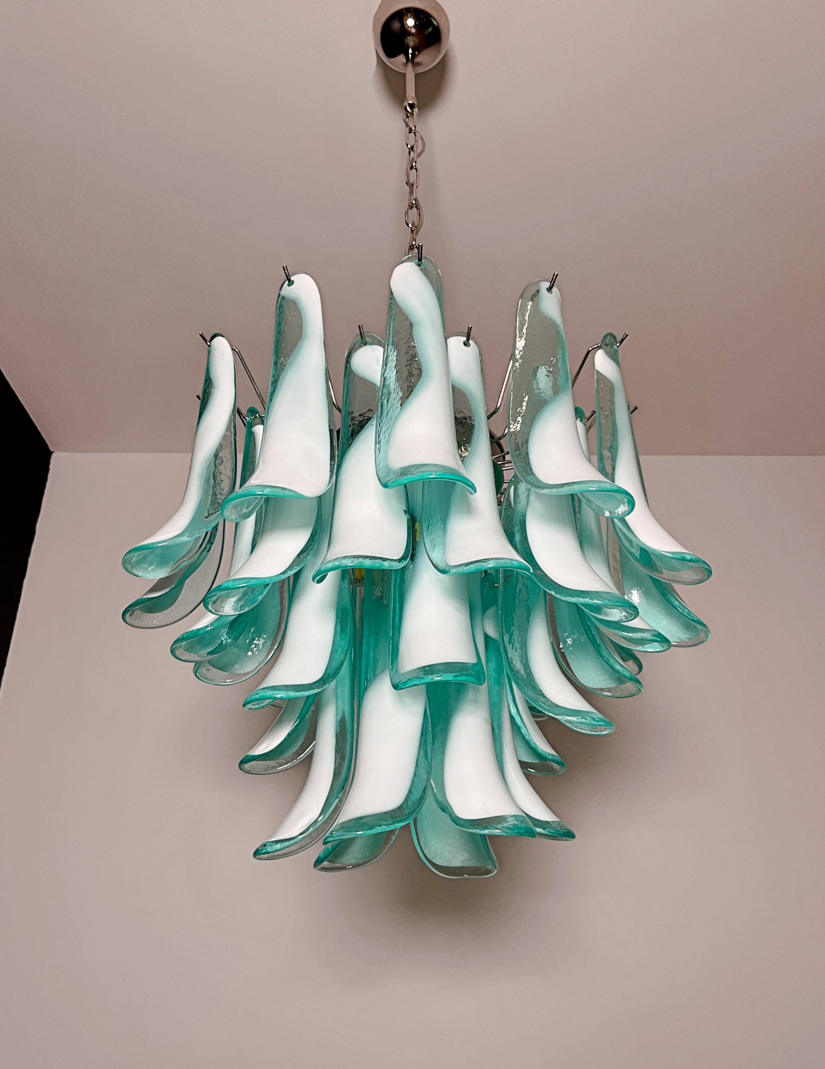 Italian vintage Murano chandelier - Mazzega - 36 lattimo turquoise glass petals in vendita 8