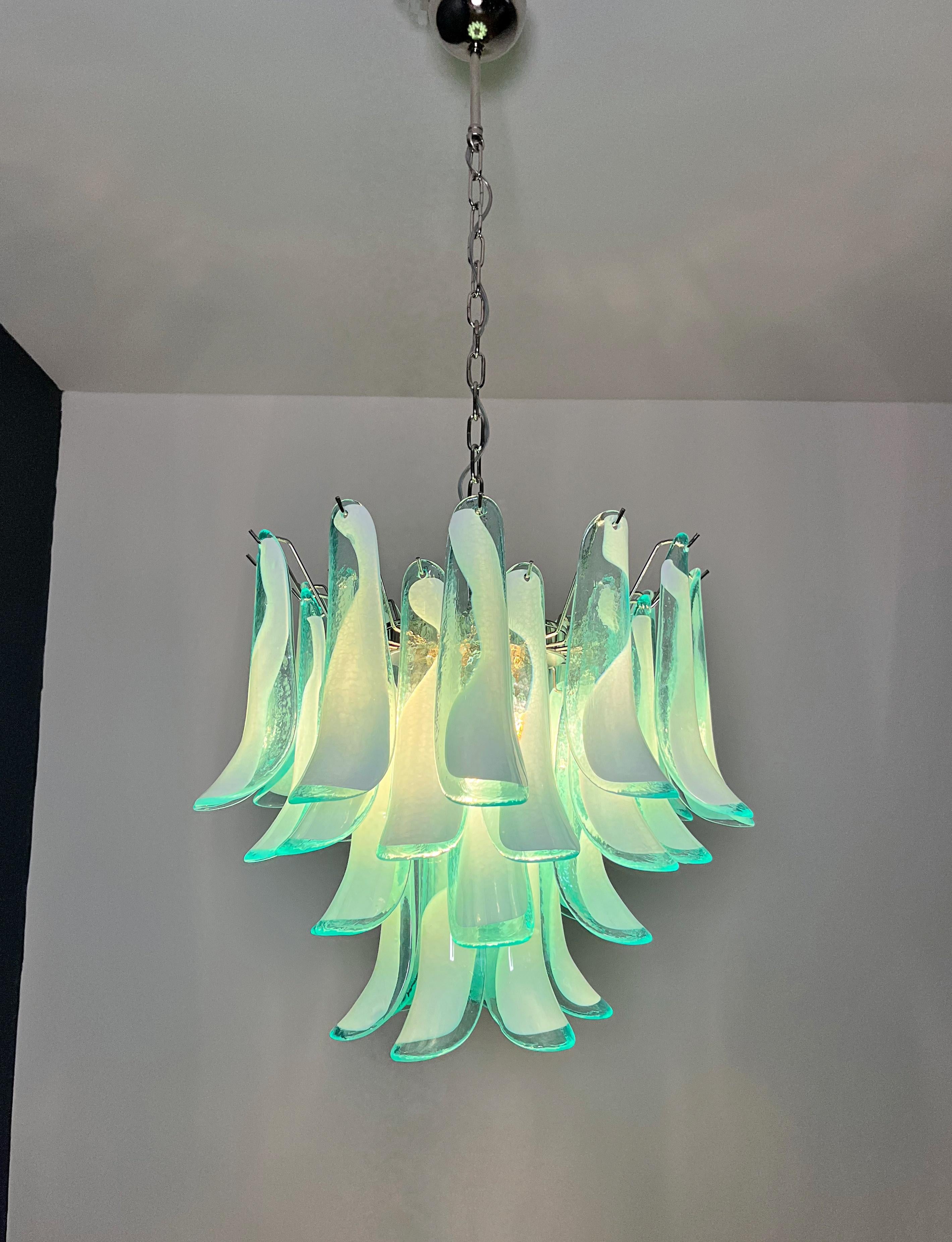 Italian vintage Murano chandelier - Mazzega - 36 lattimo turquoise glass petals in vendita 9