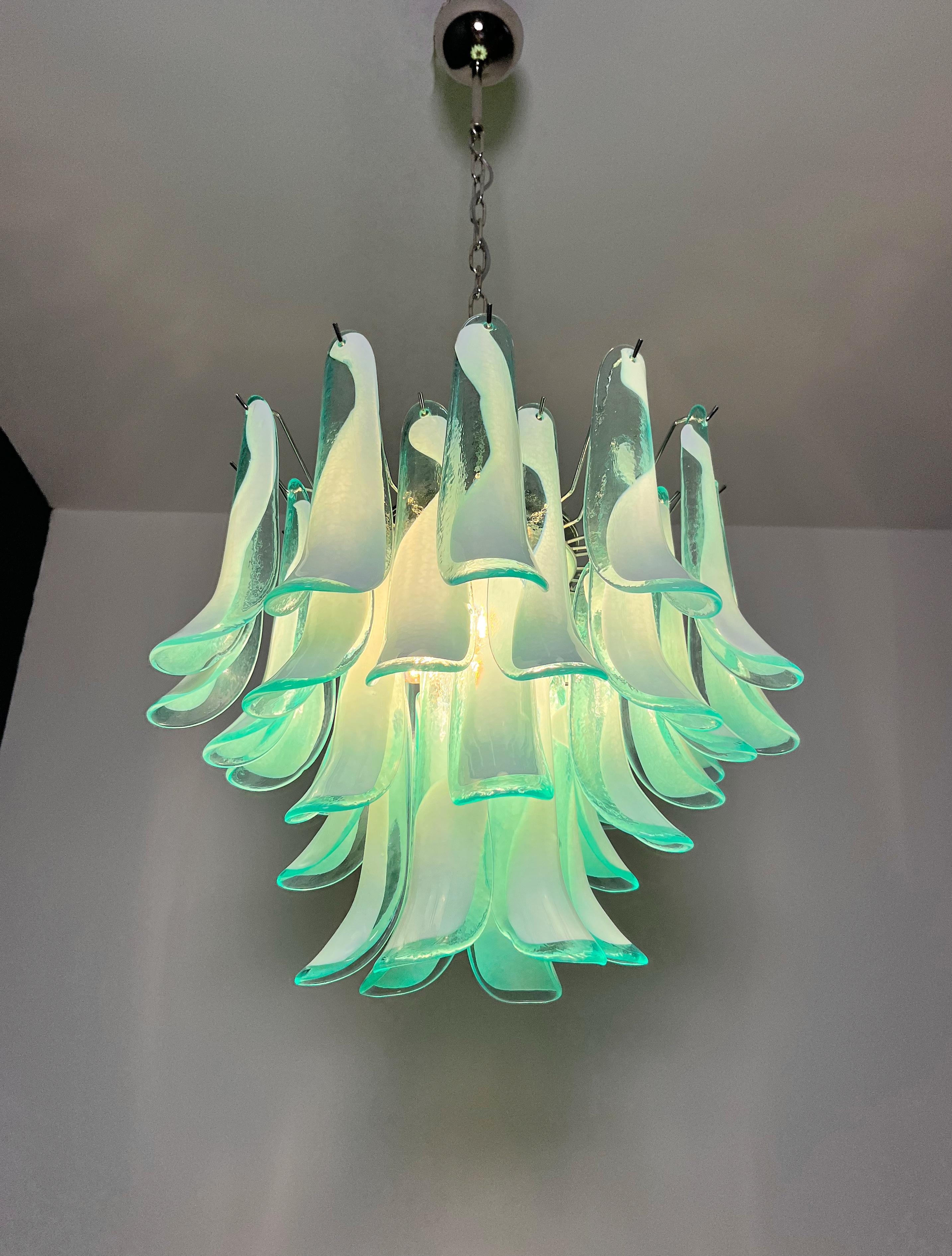 Italian vintage Murano chandelier - Mazzega - 36 lattimo turquoise glass petals in vendita 10