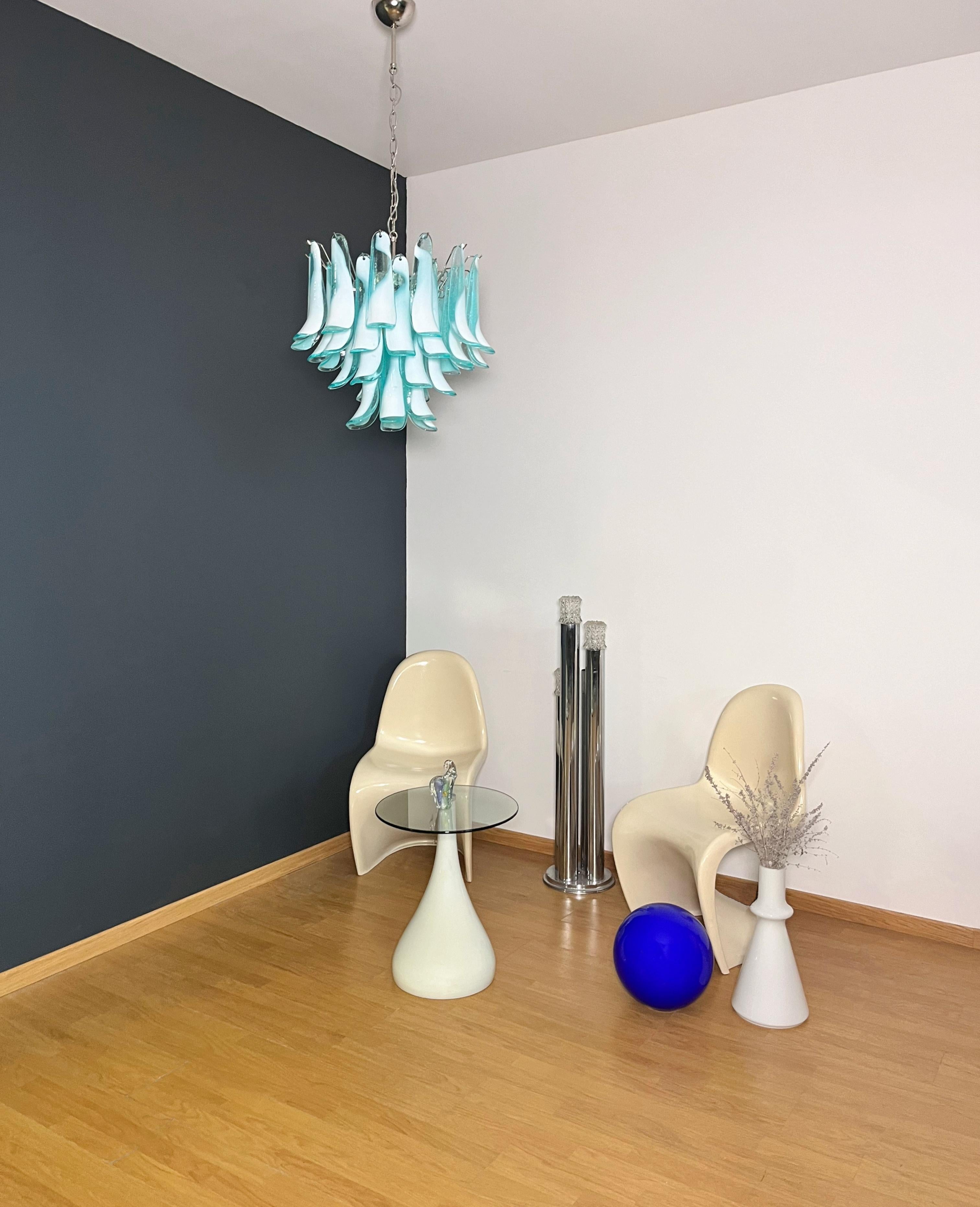 Mid-Century moderno Italian vintage Murano chandelier - Mazzega - 36 lattimo turquoise glass petals in vendita
