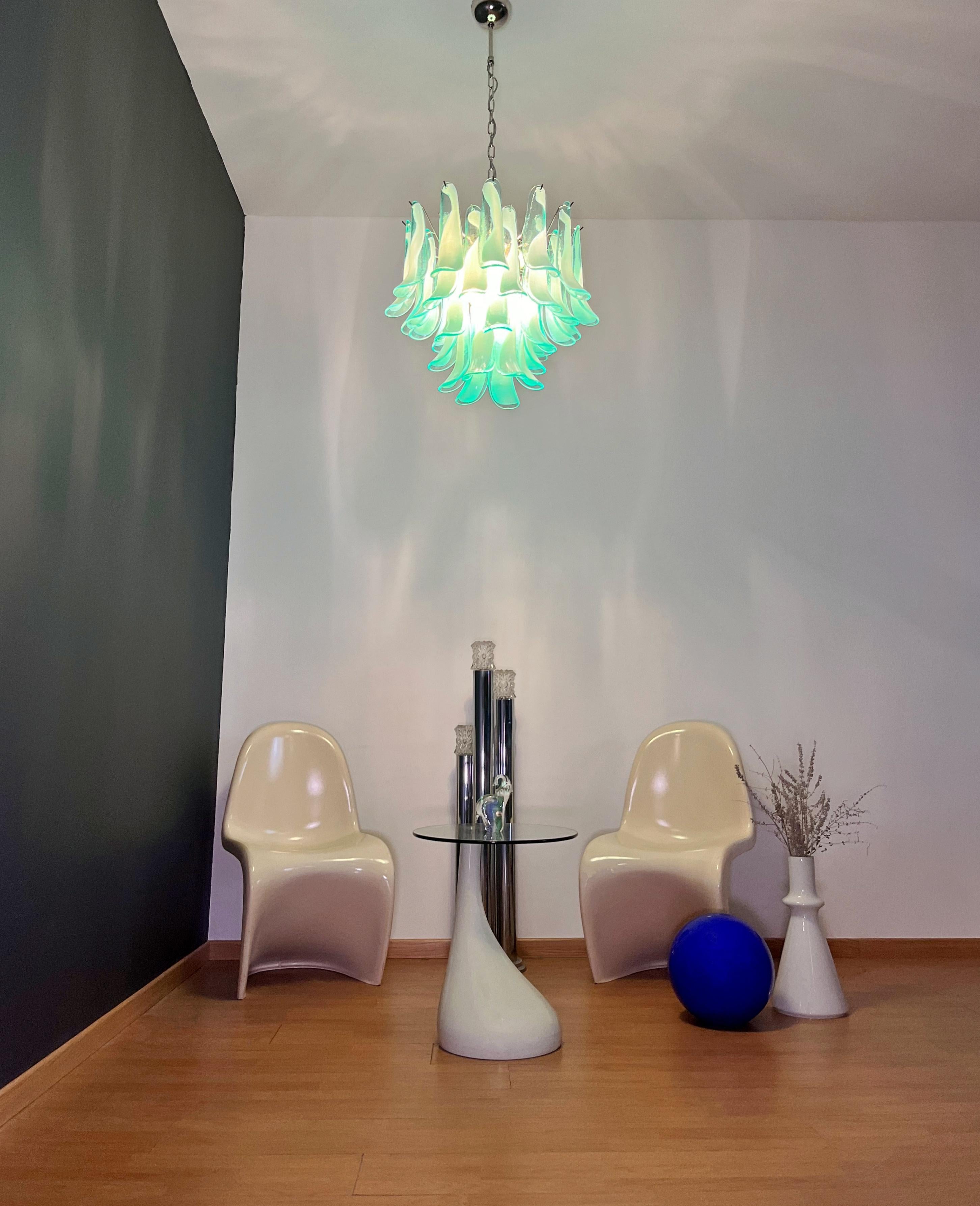 Italian vintage Murano chandelier - Mazzega - 36 lattimo turquoise glass petals In condizioni buone in vendita a Gaiarine Frazione Francenigo (TV), IT