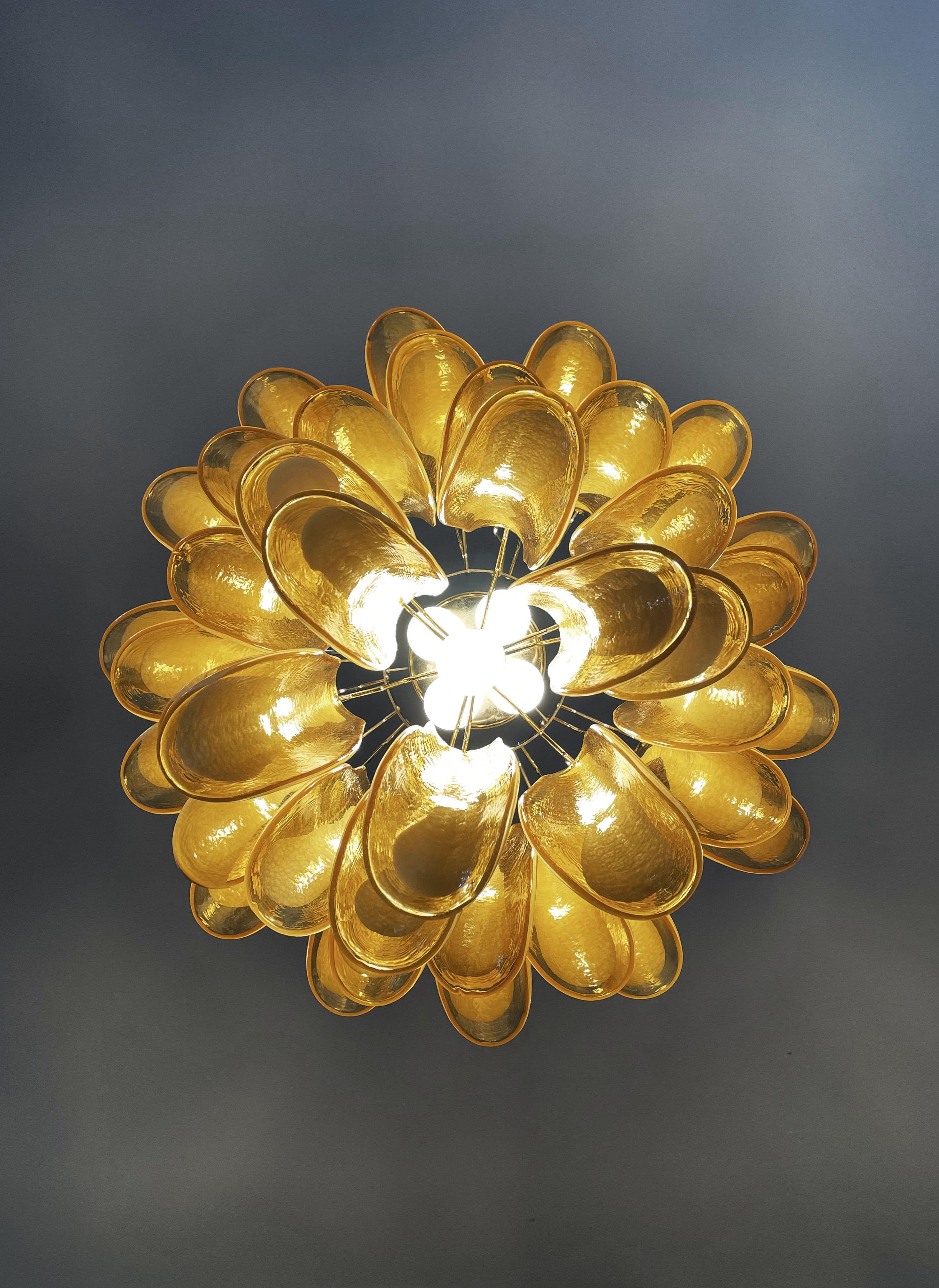 Italian vintage Murano chandelier - Mazzega - 41 caramel lattimo glass petals For Sale 5