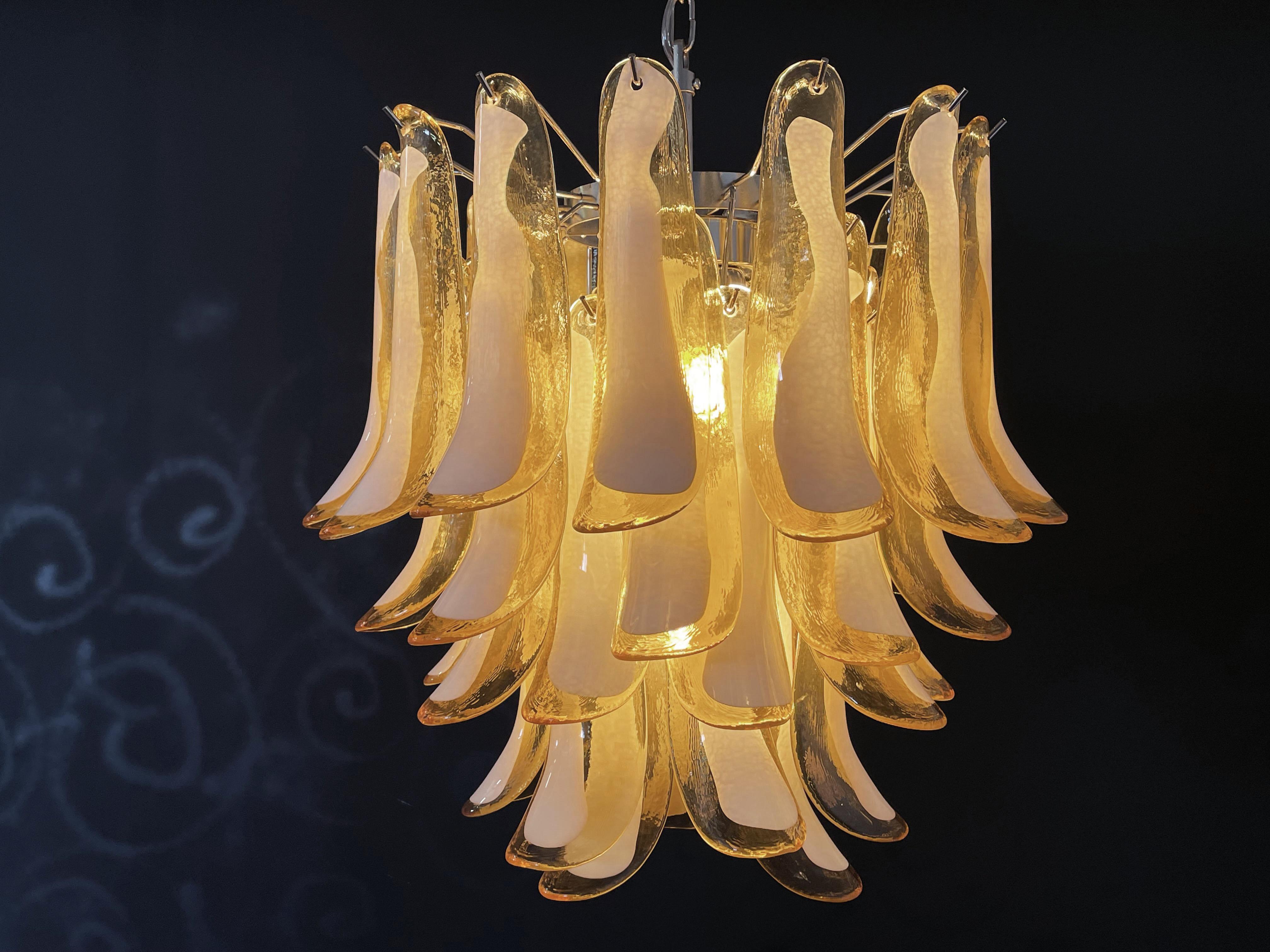 Italian vintage Murano chandelier - Mazzega - 41 caramel lattimo glass petals For Sale 9