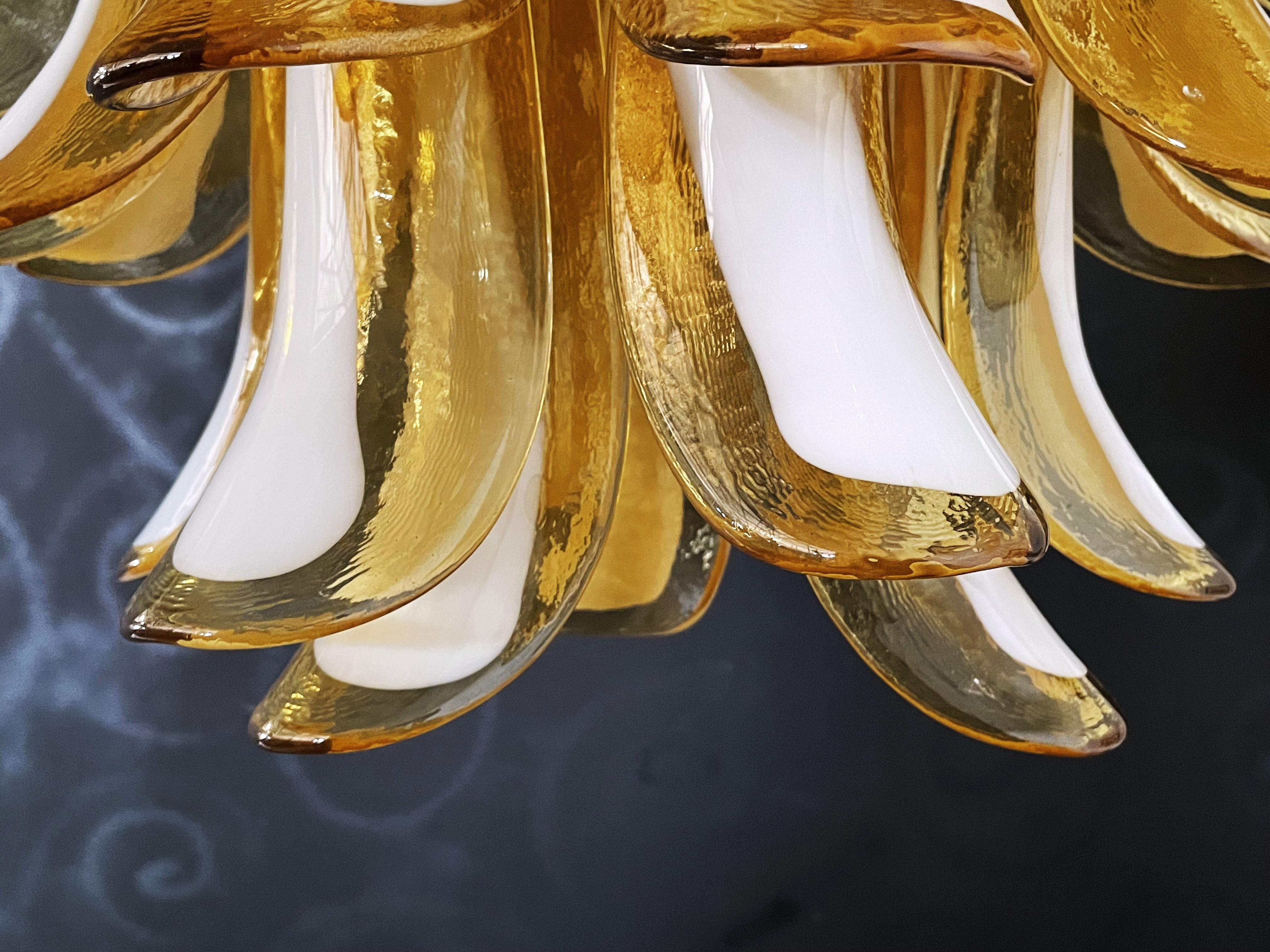 Italian vintage Murano chandelier - Mazzega - 41 caramel lattimo glass petals For Sale 10