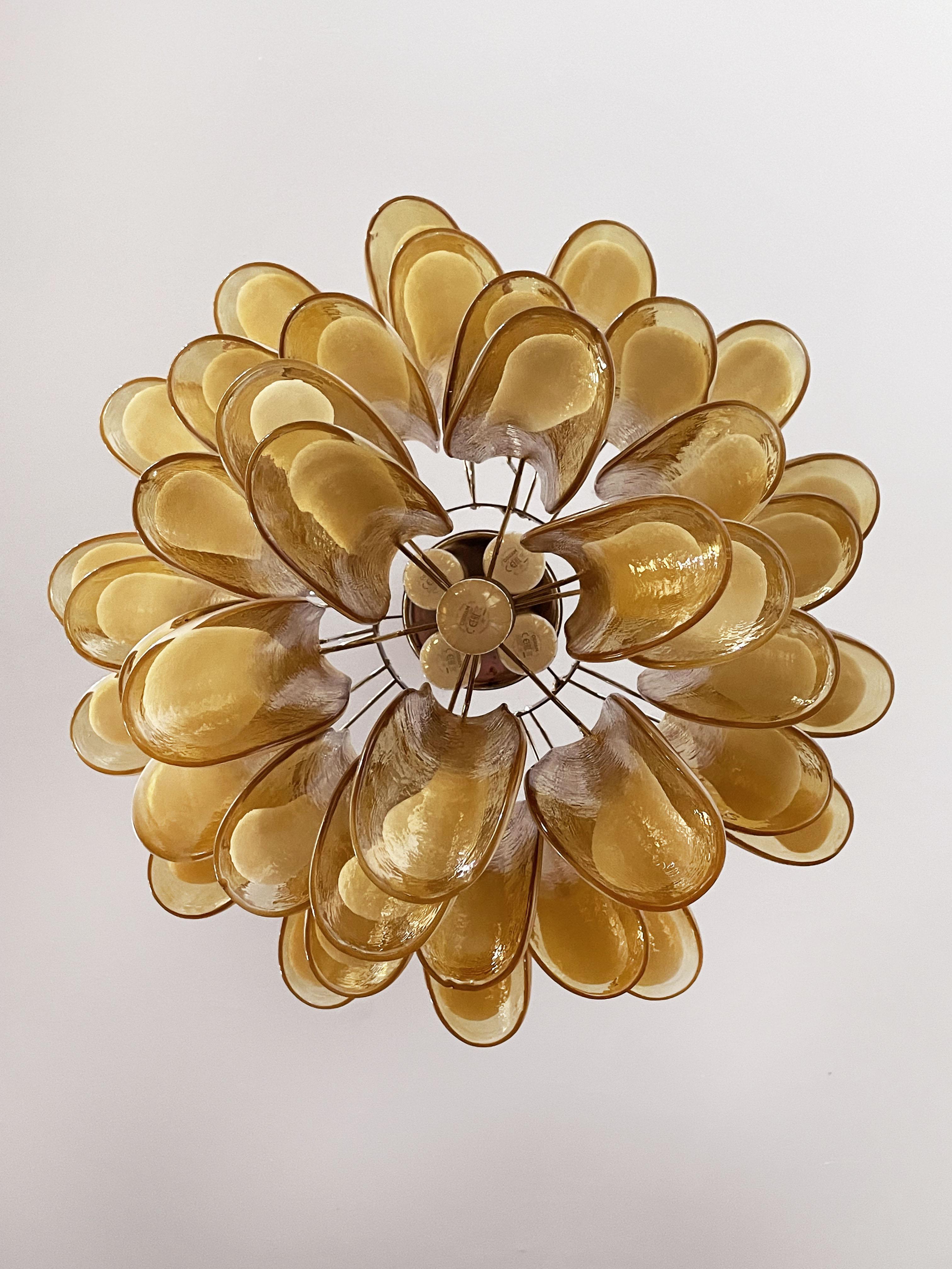 Italian vintage Murano chandelier - Mazzega - 41 caramel lattimo glass petals For Sale 11